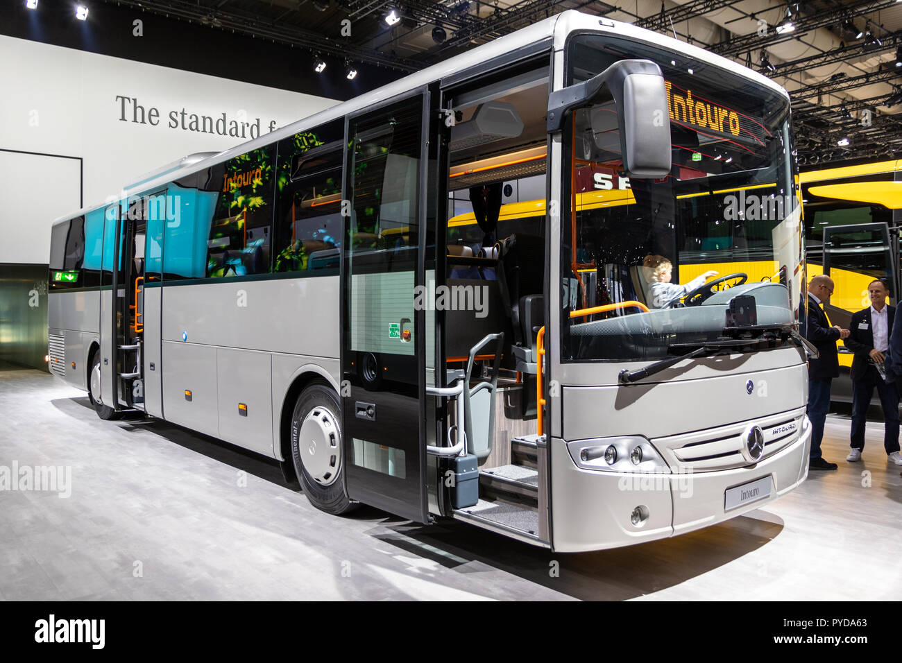 HANNOVER, Deutschland - 27.September 2018: Mercedes-Benz Intouro Trainer auf der Hannover IAA Nutzfahrzeuge Motor Show präsentiert. Stockfoto