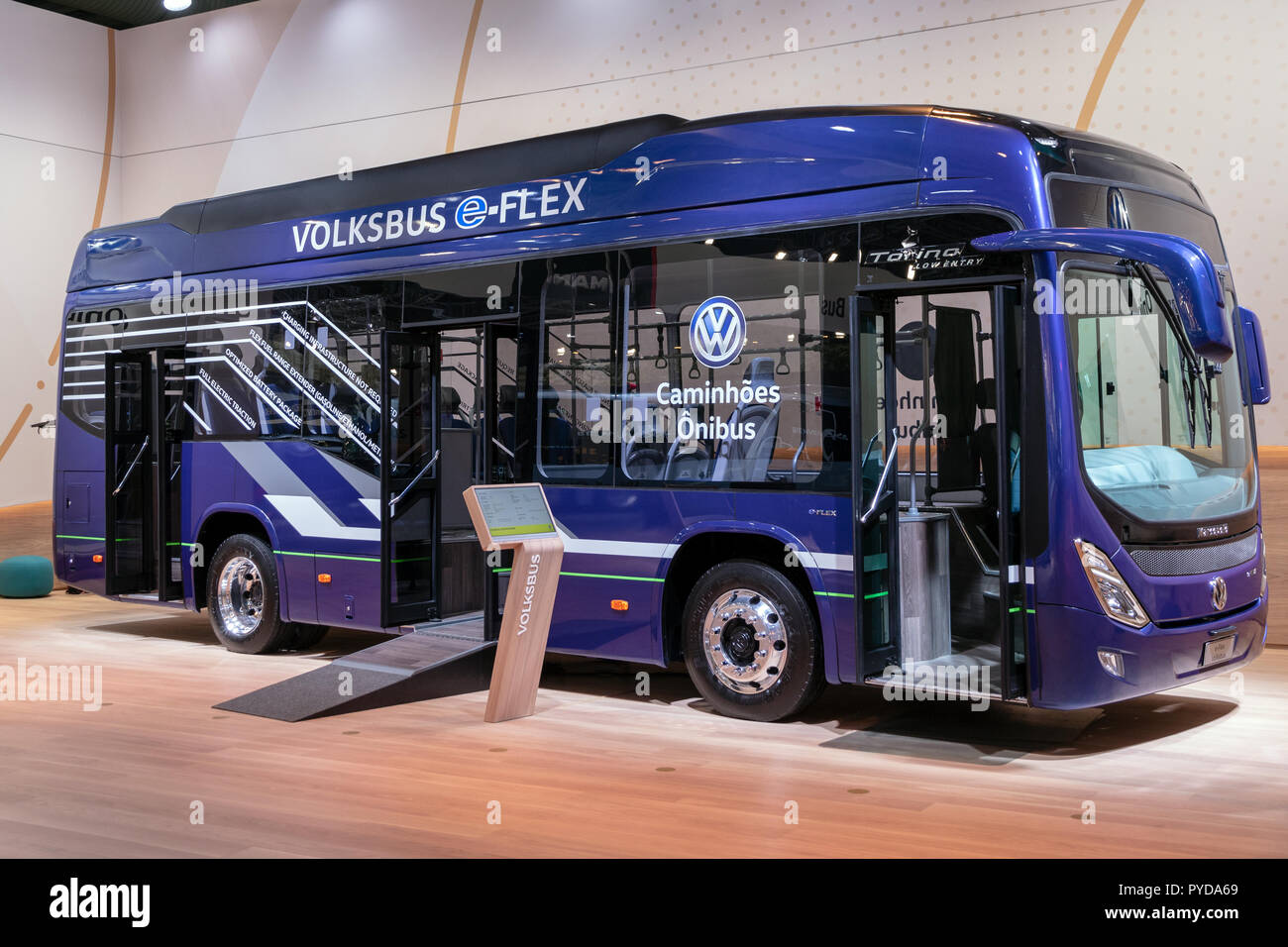 HANNOVER, Deutschland - 27.September 2018: Neue Volkswagen Marcopolo E-Flex Volksbus Bus auf der Hannover IAA Nutzfahrzeuge Motor Show präsentiert. Stockfoto