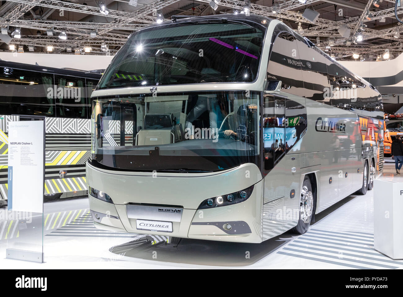 HANNOVER, Deutschland - 27.September 2018: Neue 2019 Neoplan Cityliner L Luxus bus Reisebus auf der Hannover IAA Nutzfahrzeuge Motor Show vorgestellt Stockfoto
