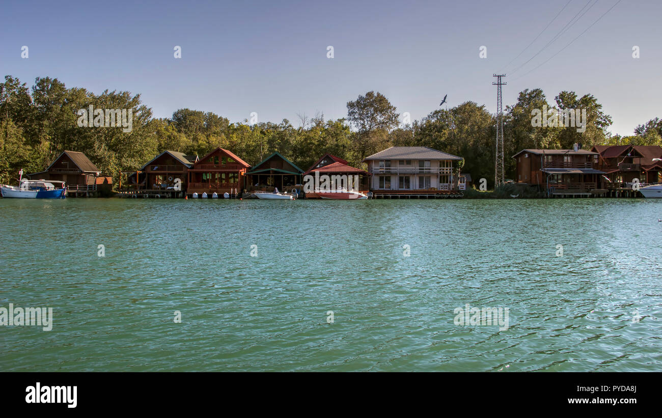 Montenegro - Reihe der Pfahlbauten auf dem Fluss Bojana Waterfront Stockfoto