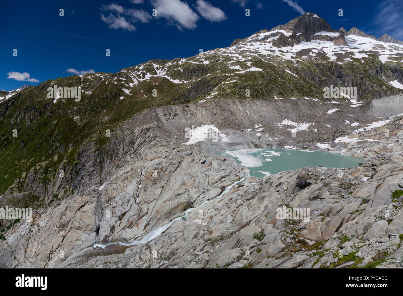 See am Ende des Rhône-Gletscher und die Quelle des Flusses Rhône auf dem Furkapass in der Schweiz. Stockfoto
