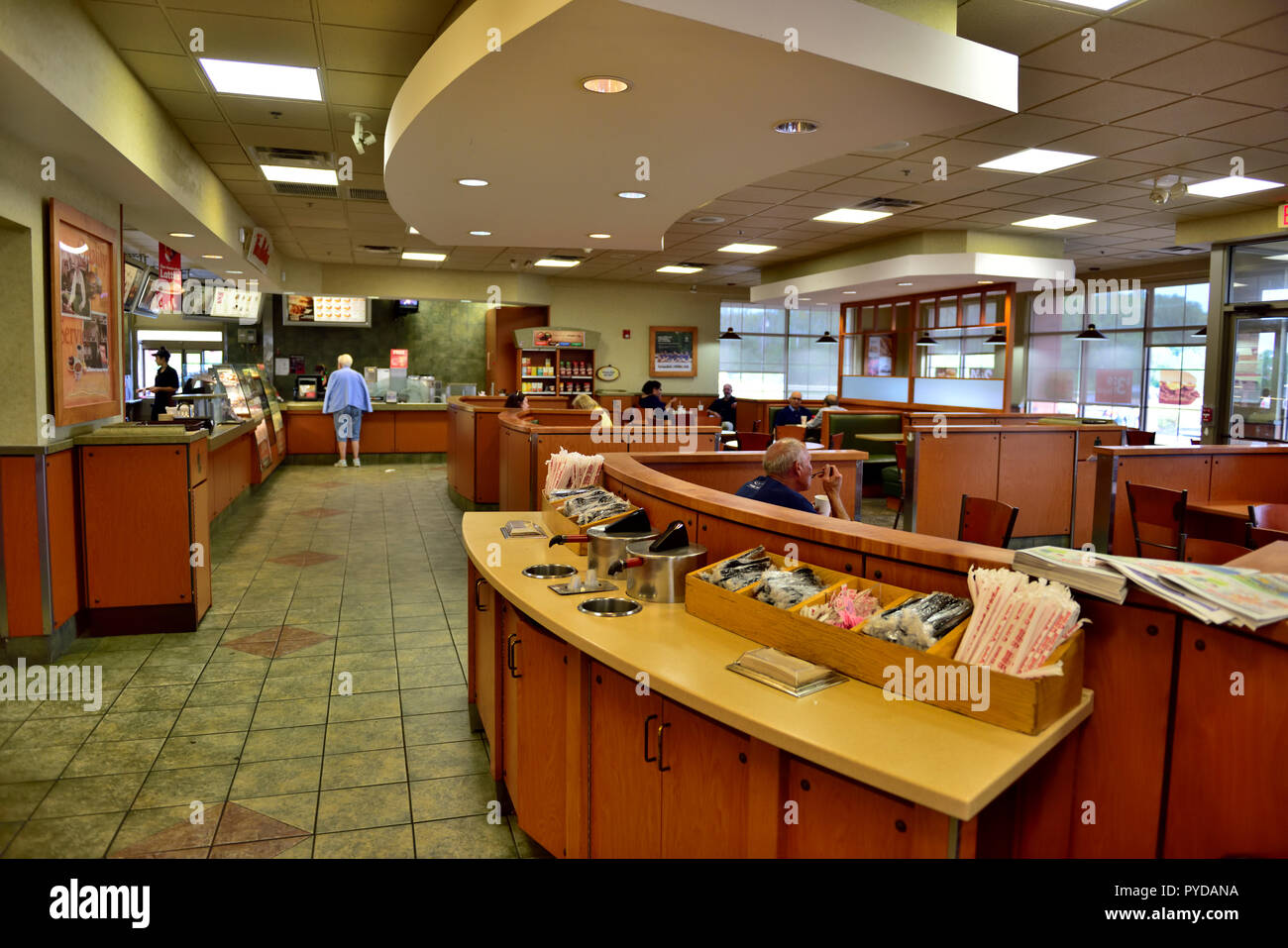 In Wendy's Canandaigua, NY, Fast-Food-Burger Kette mit Seiten wie Chili & gebackene Kartoffeln mit Mix aus traditionellen Stände und Tische mit Cha Stockfoto