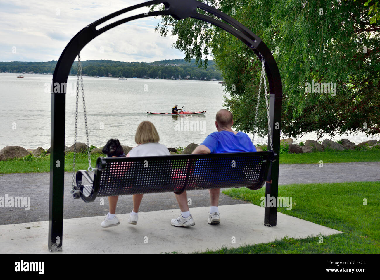 Paar auf Schaukel Bank in Kershaw Park mit Blick auf die canandaigua Lake, NY, USA sitzen Stockfoto
