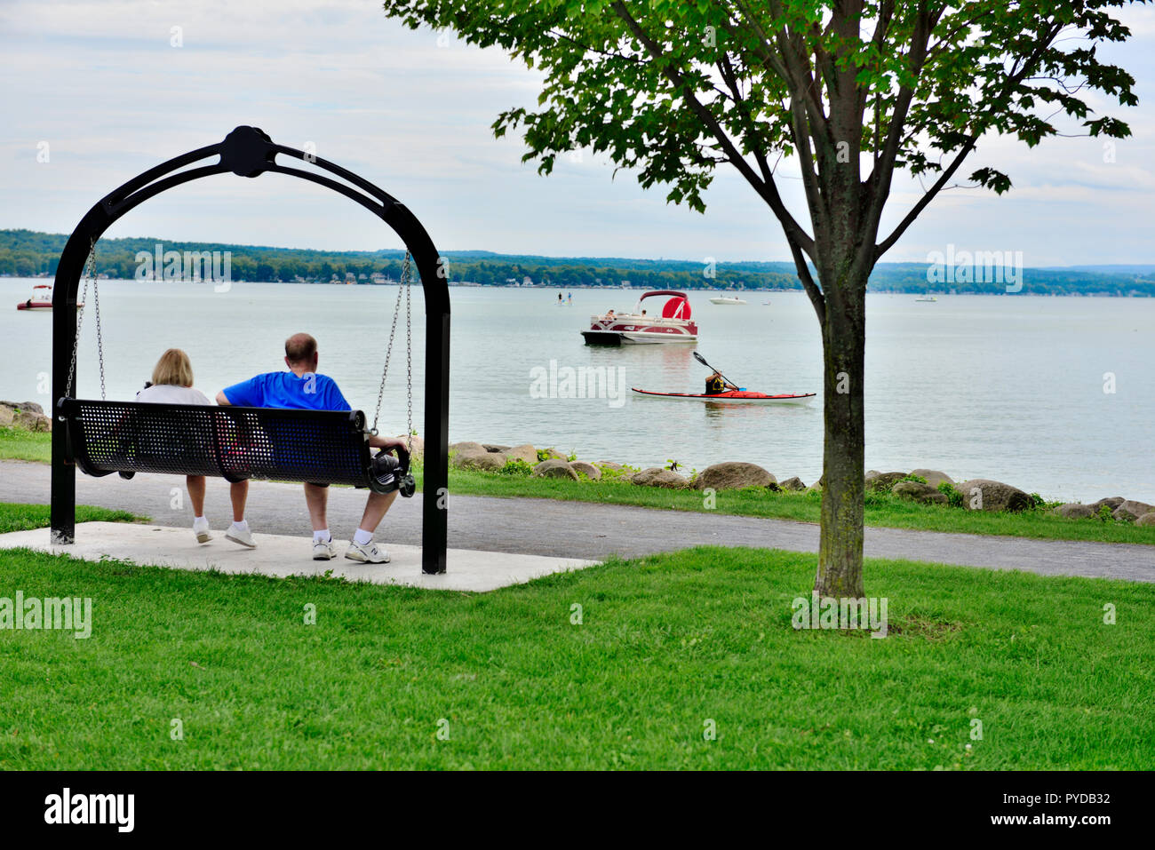 Paar auf Schaukel Bank in Kershaw Park mit Blick auf die canandaigua Lake, NY, USA sitzen Stockfoto
