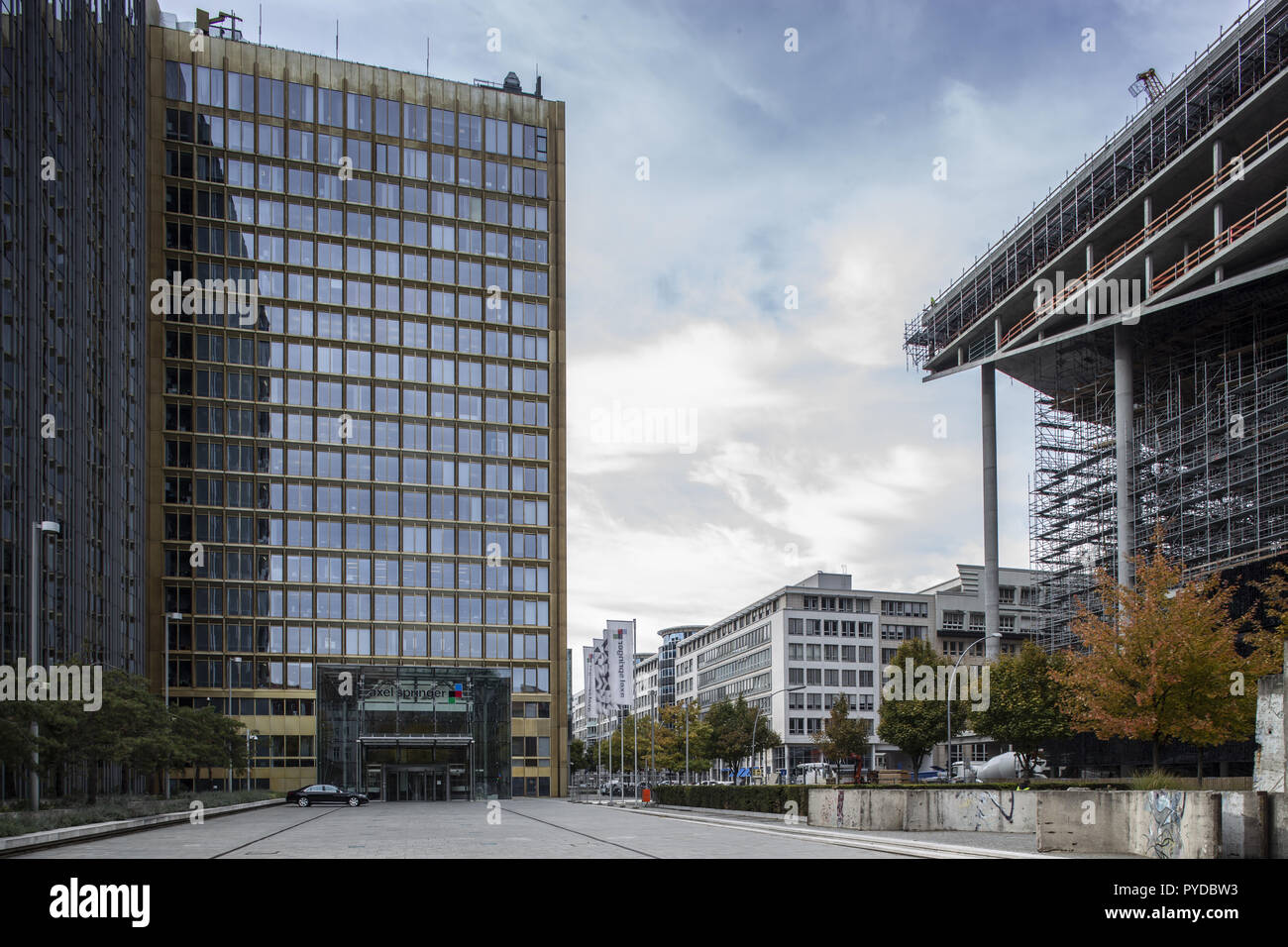 09.10.2018, Berlin: Das Axel-springer-Hochaus (L) an der Zimmersrtaße mit der Baustelle des Neubau des Axel-Springer-Verlags. Der Neubau wurde von dem Architekten Rem Koolhaas entworfen, Foto: Wolfram Kastl/dpa | Verwendung weltweit Stockfoto