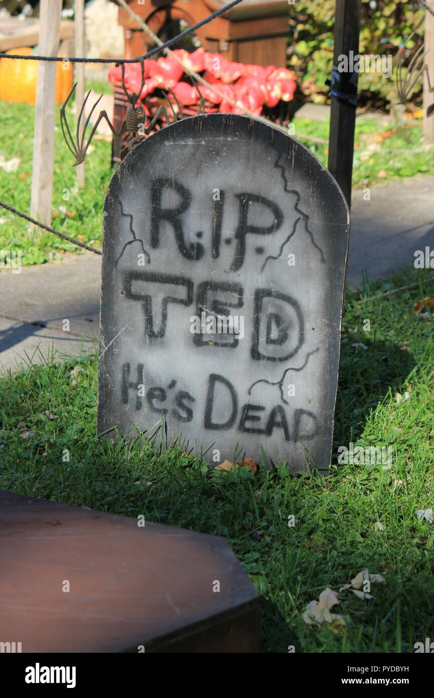 Rip Ted Er Ist Tot Lustig Epitaph Auf Einem Grabstein Als Kreative Halloween Rasen Dekorationen Stockfotografie Alamy