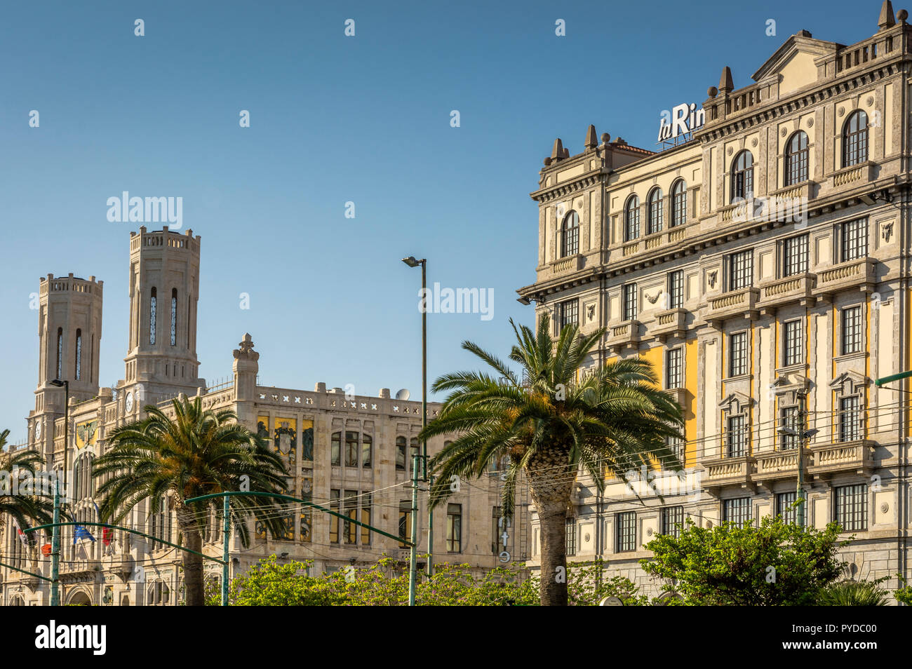 Blick auf die Hauptstraße (Via Roma), am Rathaus ansehen und "La Rinascente" Department Store Stockfoto