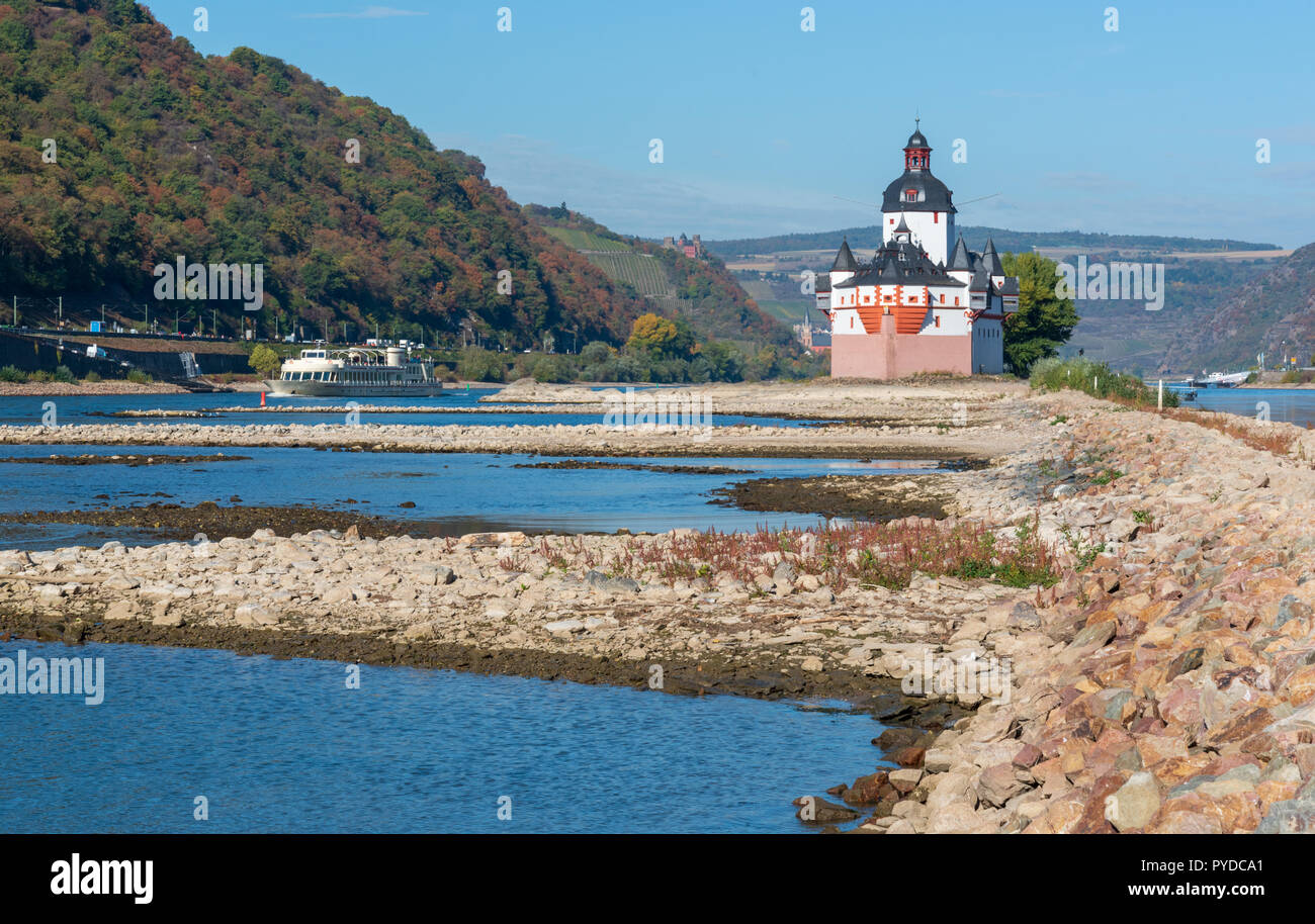 Niedrige Rhein bei Kaub nach Trockenheit, Burg Pfalzgrafenstein auf einer Insel Stockfoto