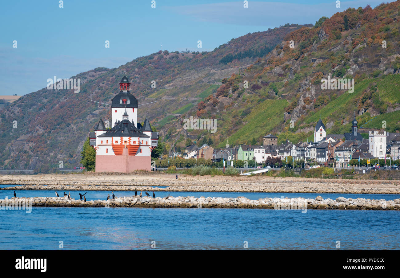 Niedrige Rhein bei Kaub nach Trockenheit, Burg Pfalzgrafenstein auf einer Insel Stockfoto