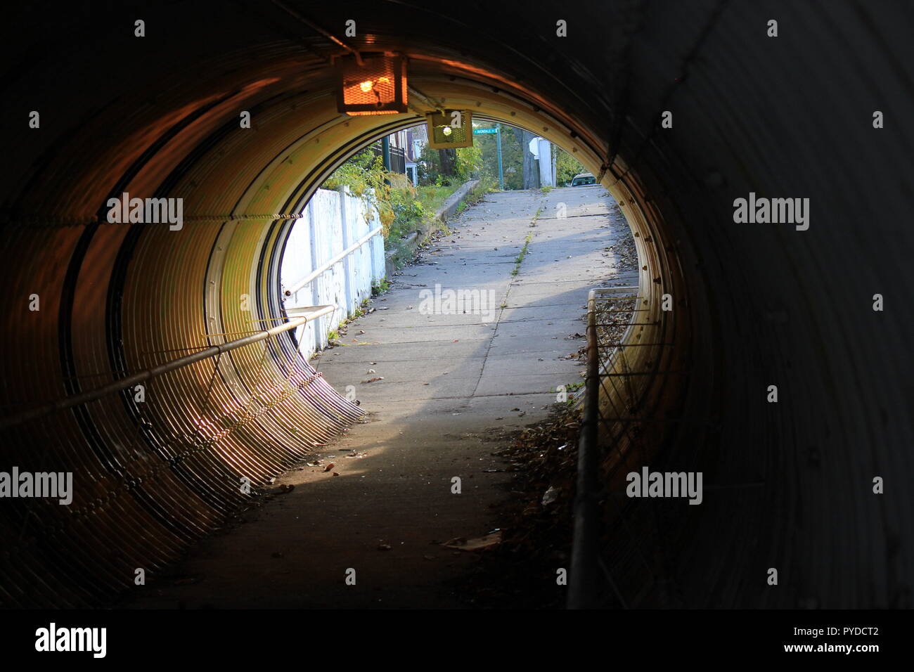 Fussgänger und radfahrende Tunnel unter der Metra Eisenbahnschienen als sichere Passage für Kinder und Erwachsene. Stockfoto