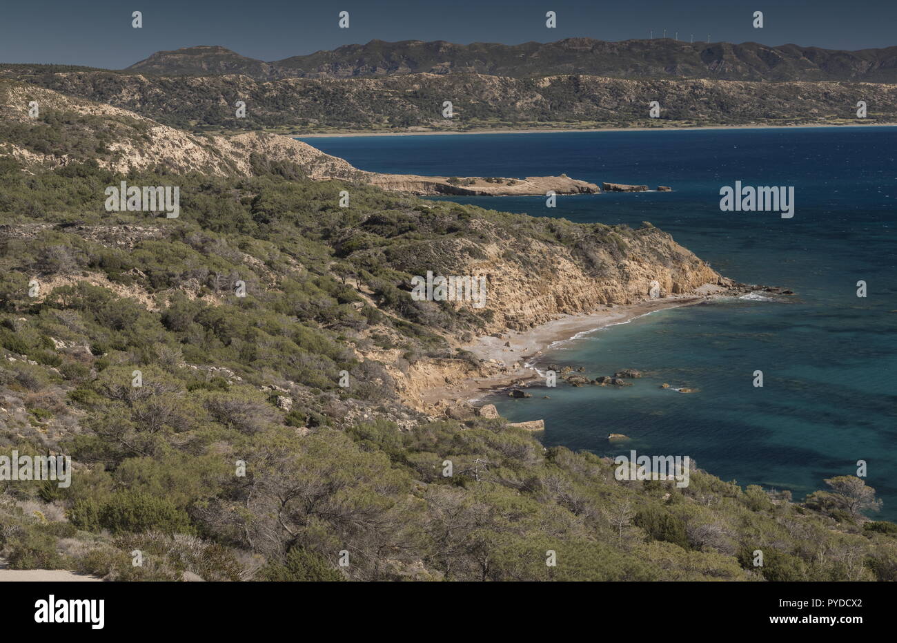 Die wilden und unberührten Westküste von Rhodos: Fournoi Strand, unter Monolithos. Griechenland. Stockfoto
