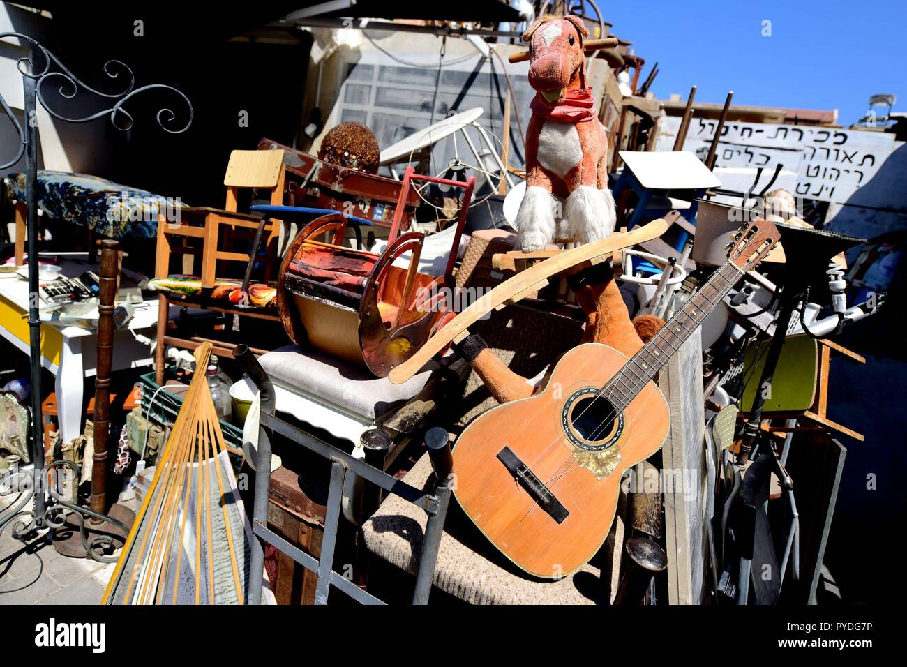 Eine Gitarre, ein Schaukelpferd und andere Möbel Stücke auf dem Hof von einem Händler in der Nähe der Altstadt in Tel Aviv-Jaffa (Israel), 23. September 2018. | Verwendung weltweit Stockfoto