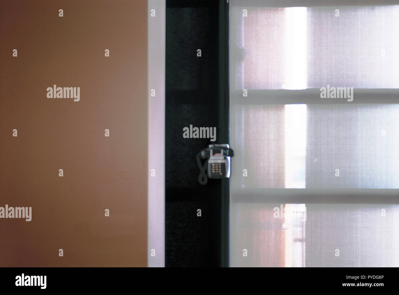 Metaphorische abstrakt Hintergrund fotografische Abbildung der Wände und ein altmodisches Telefon in der Luft. Stockfoto