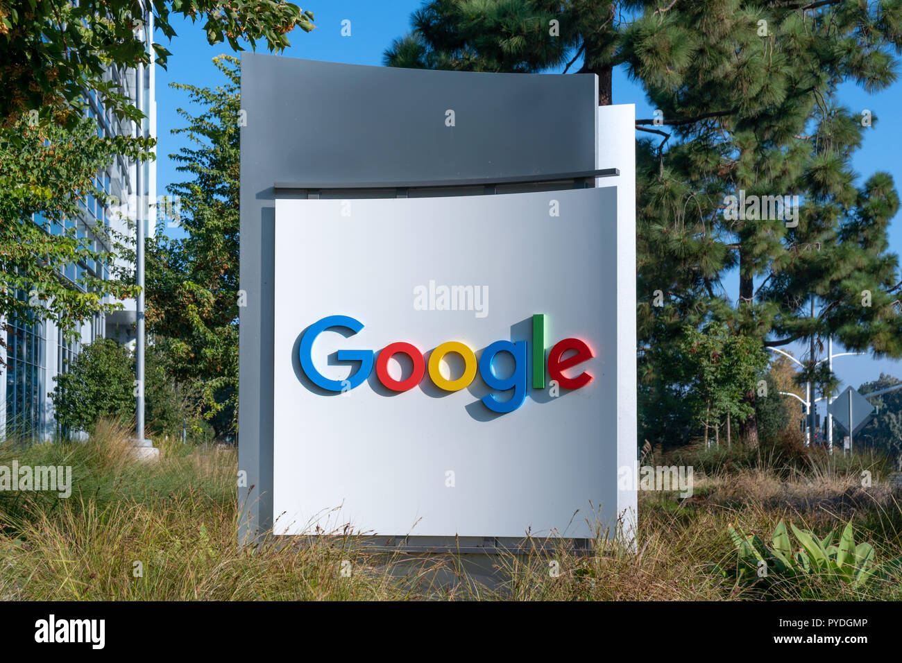 MOUNTAIN VIEW, CA/USA Oktober 21, 2018: Google Corporate Headquarter und Logo. Google ist eine US-amerikanische multinationale Technologieunternehmen, das specializ Stockfoto