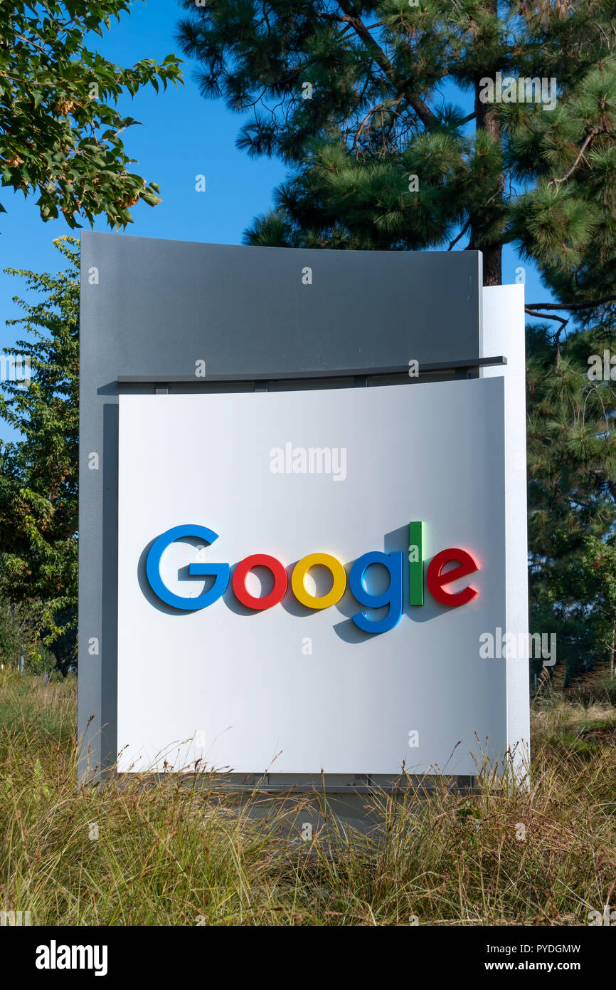 MOUNTAIN VIEW, CA/USA Oktober 21, 2018: Google Corporate Headquarter und Logo. Google ist eine US-amerikanische multinationale Technologieunternehmen, das specializ Stockfoto