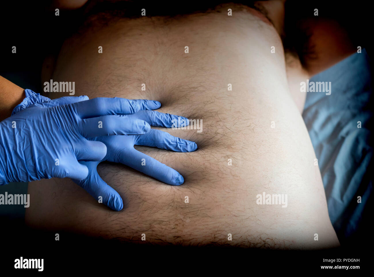 Arzt Vorbereitung abdominal Palpation in einem Krankenhaus Stockfoto