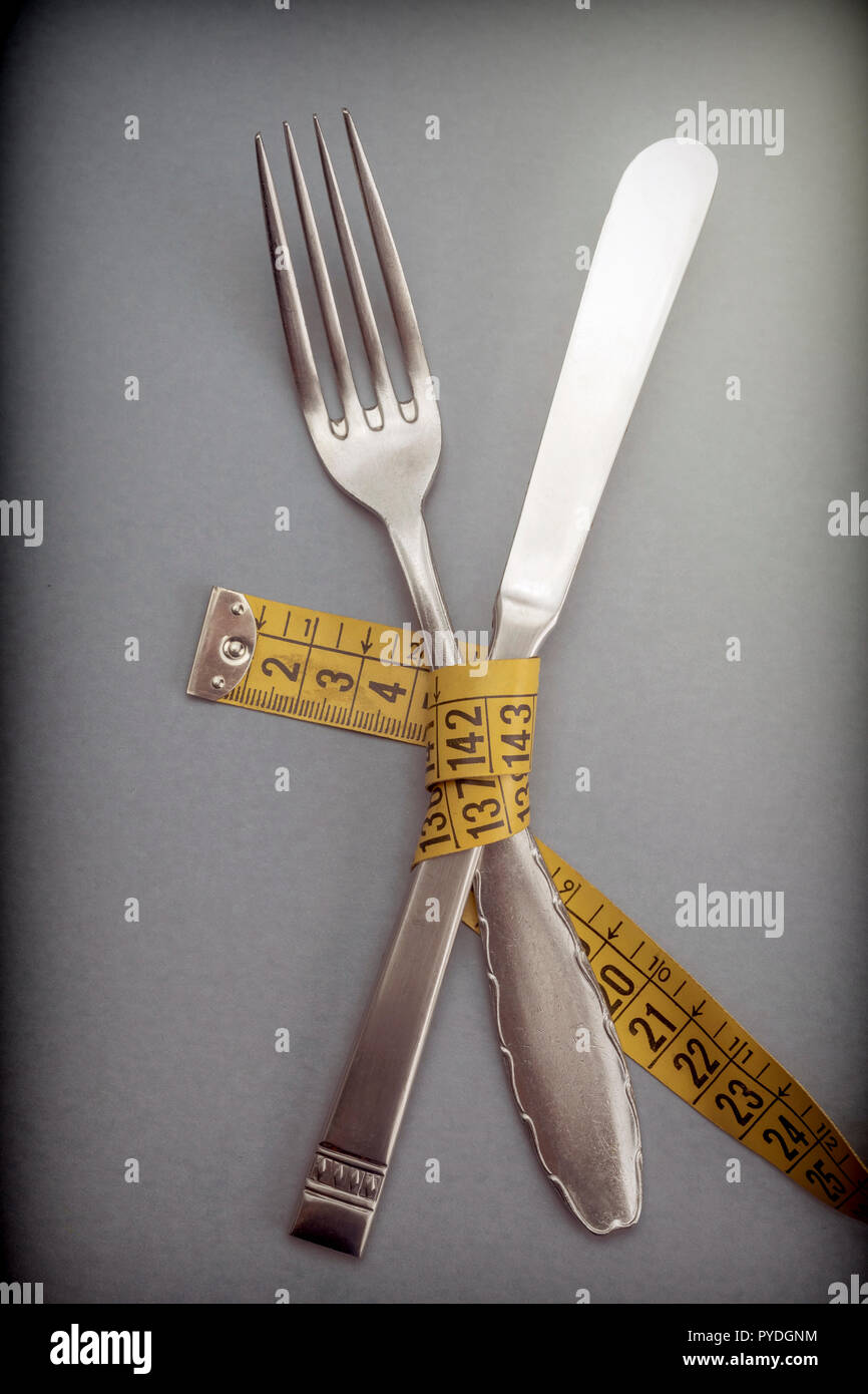Halter und Messer von einem Meter gehalten, Konzept der Ernährung Stockfoto
