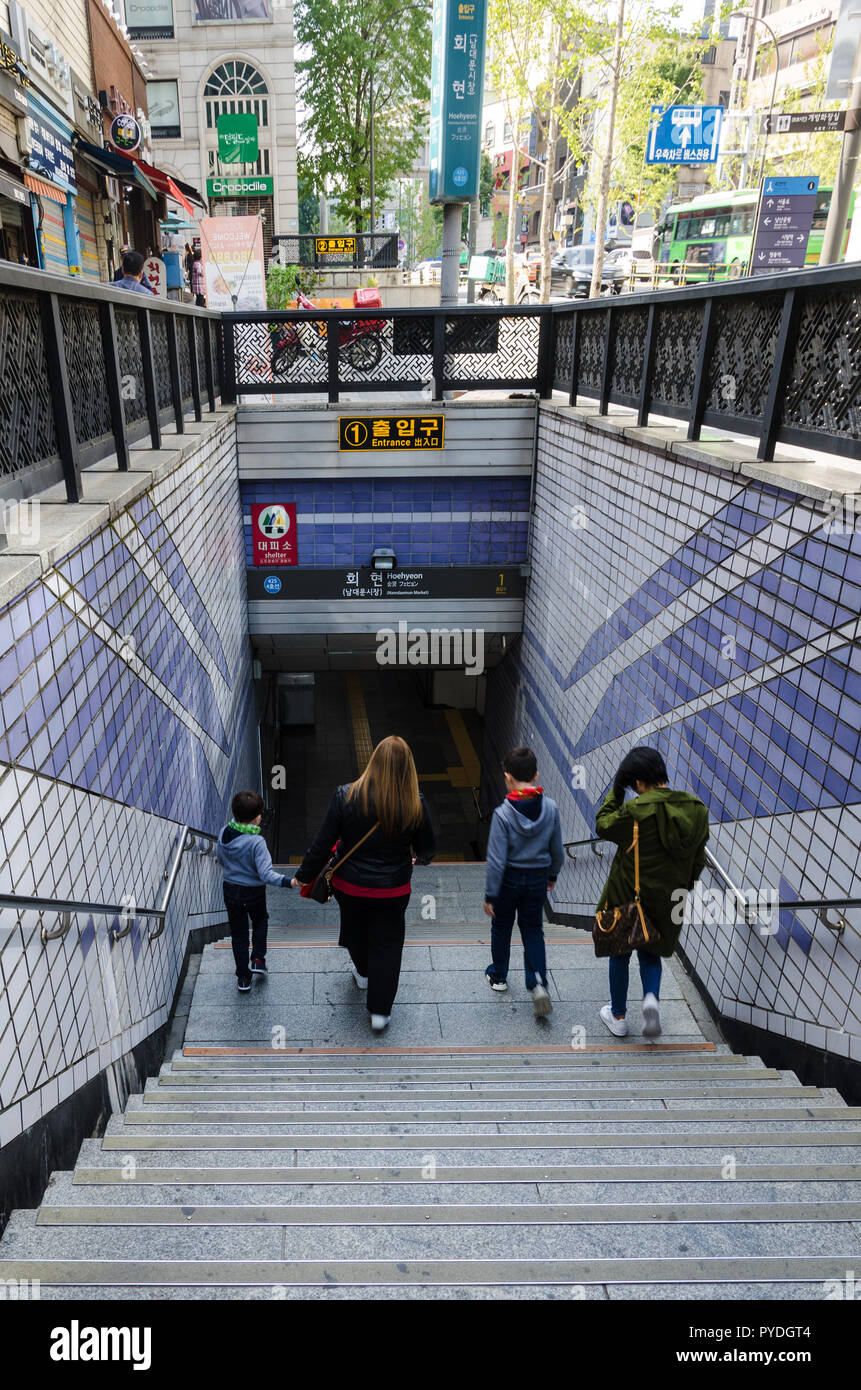 Menschen gehen Sie die Schritte in den Hoehyeon U-Bahn Station in Seoul, Südkorea. Stockfoto