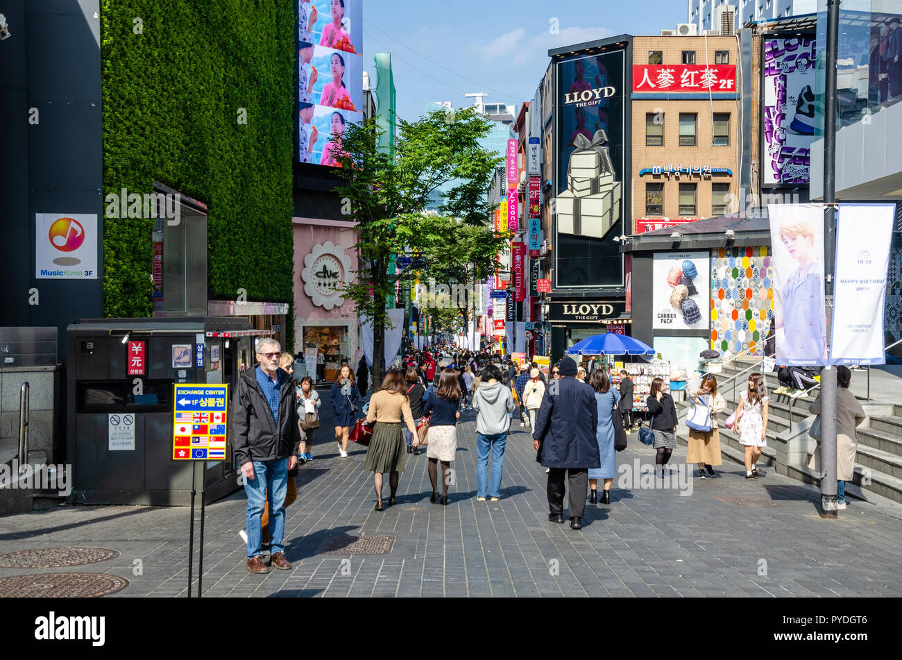 Straßen von Myeongdong in Seoul, Südkorea mit Käufern und Touristen beschäftigt. Stockfoto