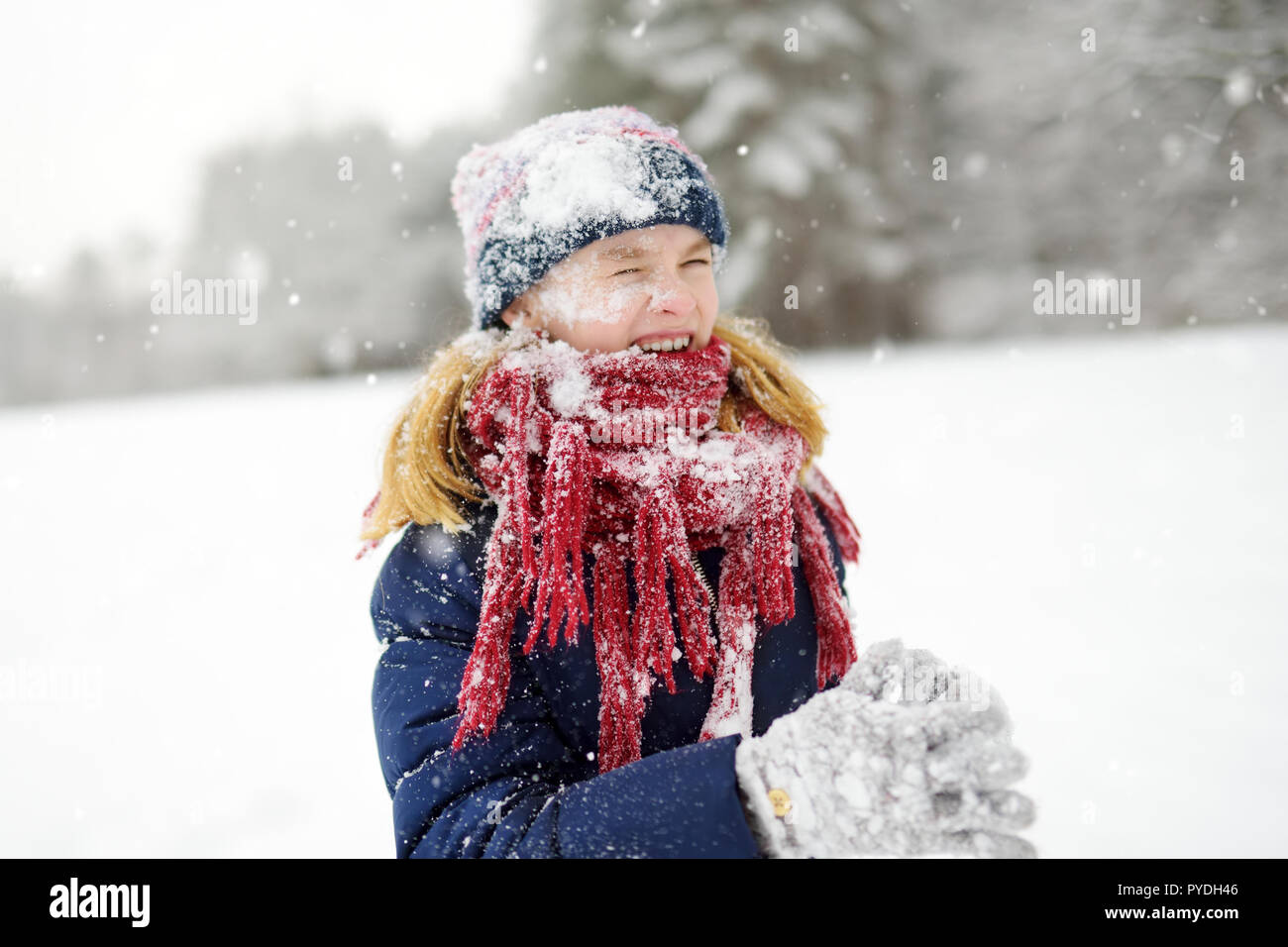 Adorable kleine Mädchen Spaß haben in schönen Winter Park. Niedliche Kind spielen im Schnee. Winter Aktivitäten für Kinder Stockfoto