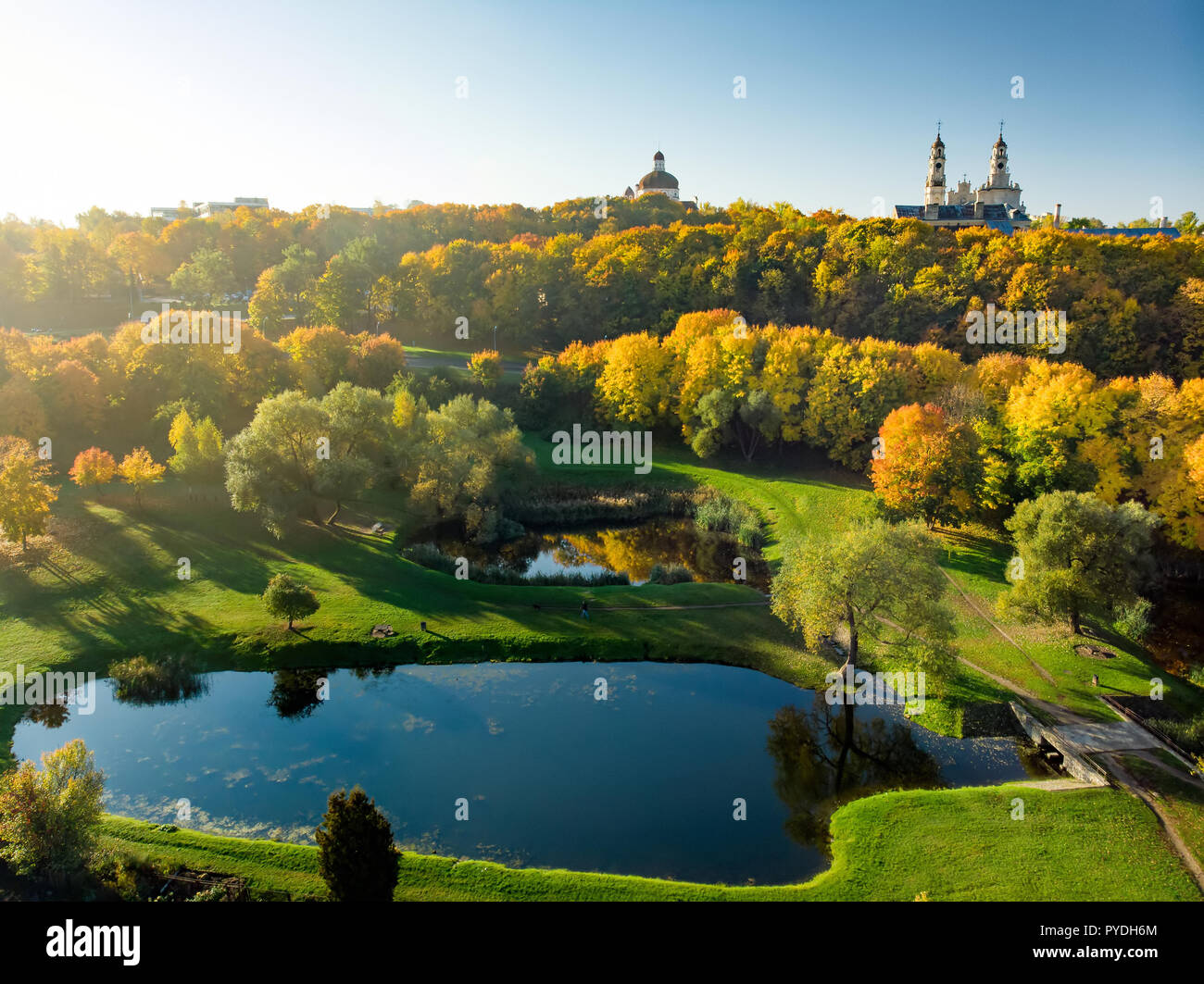 Luftaufnahme von Vilnius Subaciaus Stadtbild Schuss aus Sicht auf Herbst Sonnenuntergang. Drei kleine Teiche in der litauischen Hauptstadt Park. Stockfoto