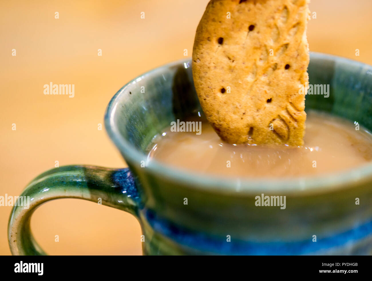 Verdauungskekse in einer Tasse Tee während einer Pause Stockfoto