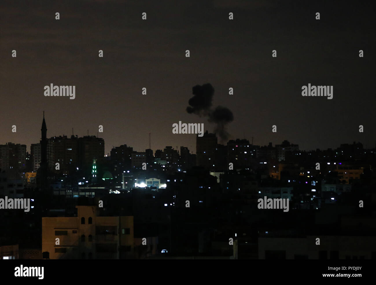 Rauch steigt in Gaza Stadt erstellt, die von den israelischen Luftangriff. Das israelische Militär hat mehrere Luftangriffe in Gaza Stadt in den frühen Morgenstunden durchgeführt, das Ziel und das Ziel ist unbekannt. Stockfoto