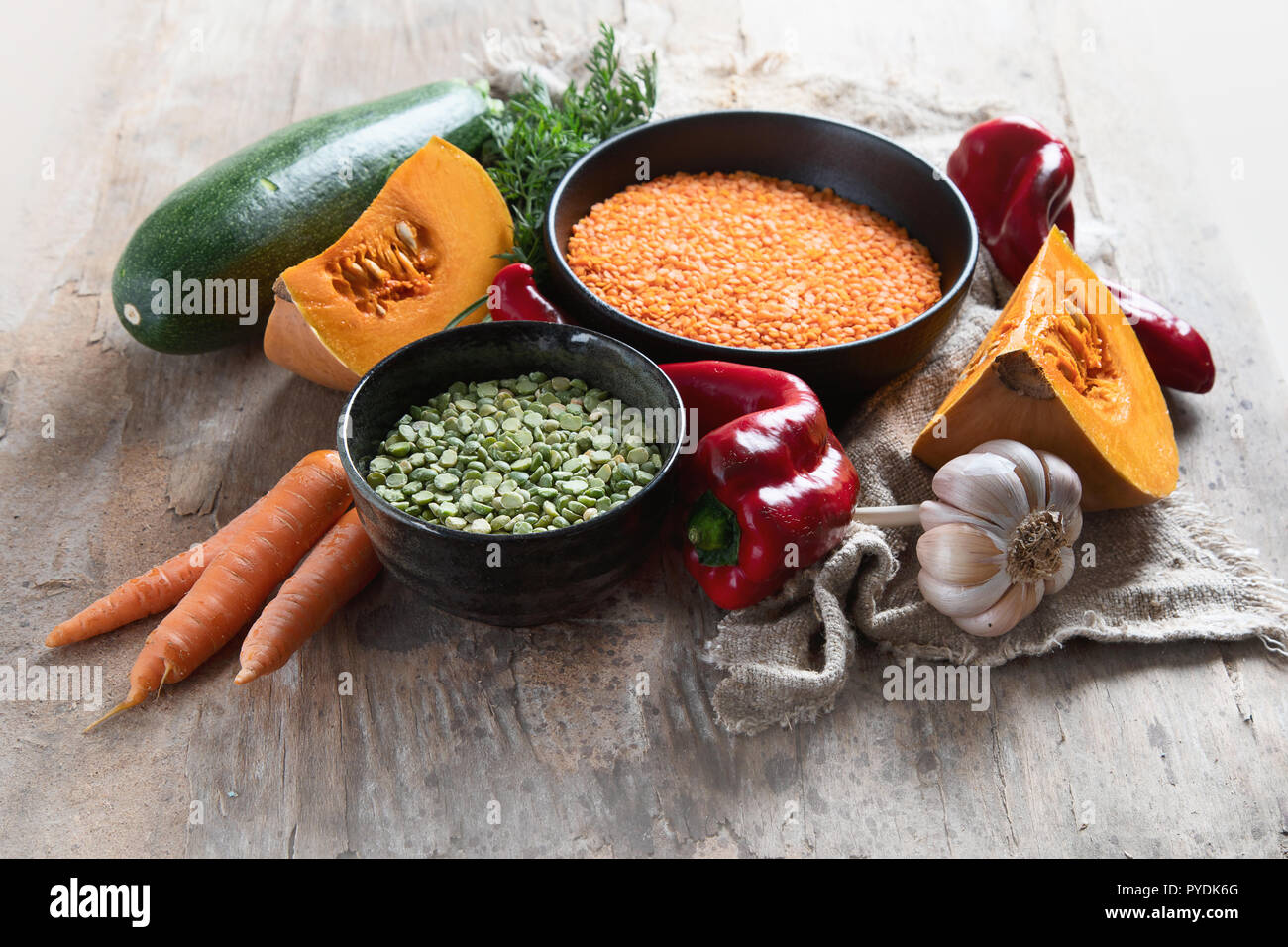 Gesunde Bio-lebensmittel. Gemischte Hülsenfrüchte und Gemüse auf rustikalen Hintergrund Stockfoto