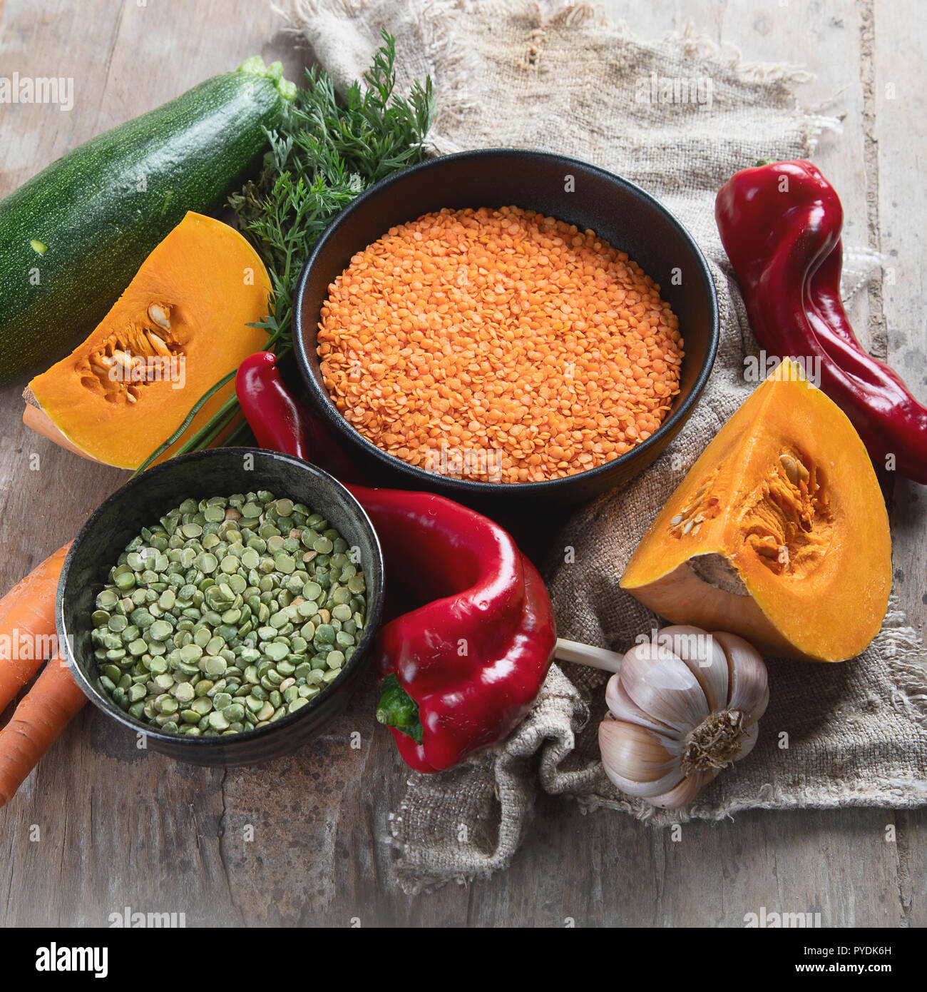 Gesunde Bio-lebensmittel. Gemischte Hülsenfrüchte und Gemüse auf rustikalen Hintergrund Stockfoto