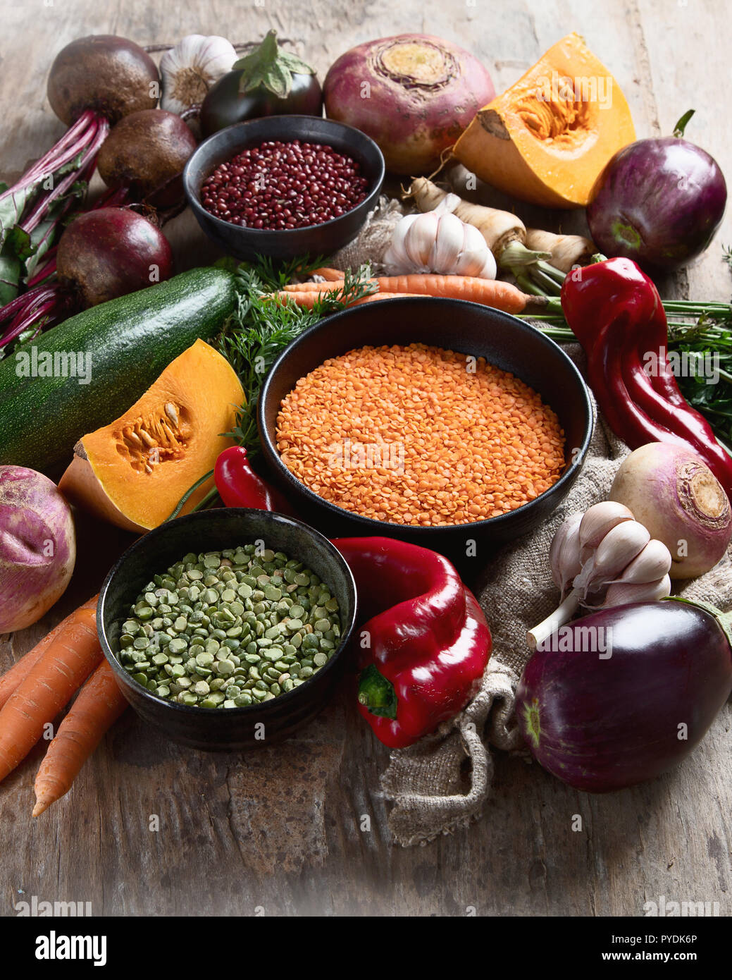 Gesunde Bio-lebensmittel. Gemischte Hülsenfrüchte und Gemüse auf rustikalen Hintergrund Stockfoto