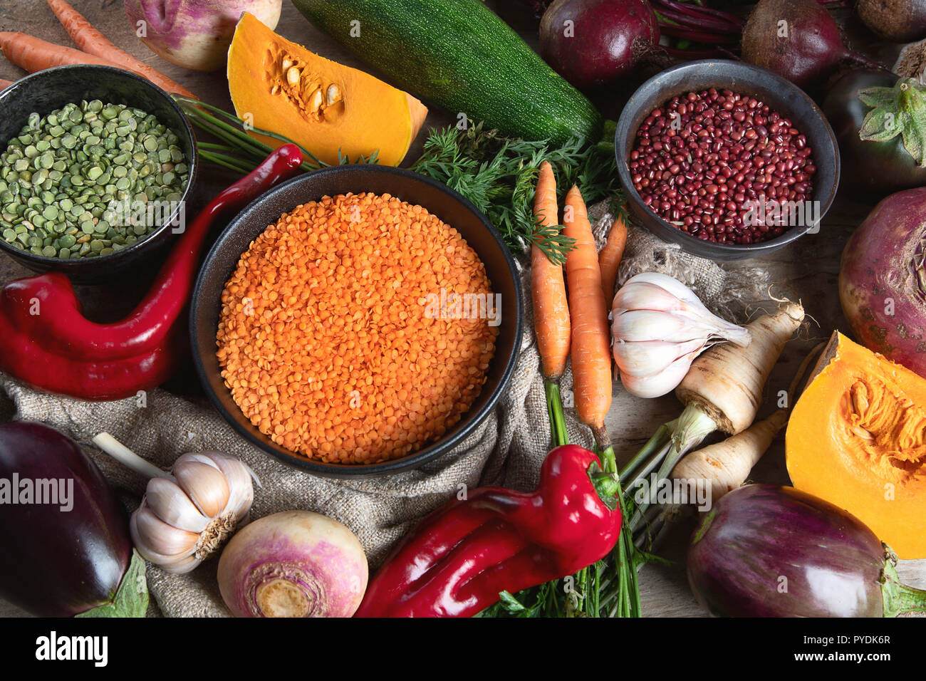 Gesunde Bio-lebensmittel. Gemischte Hülsenfrüchte und Gemüse auf rustikalen Hintergrund Stockfoto