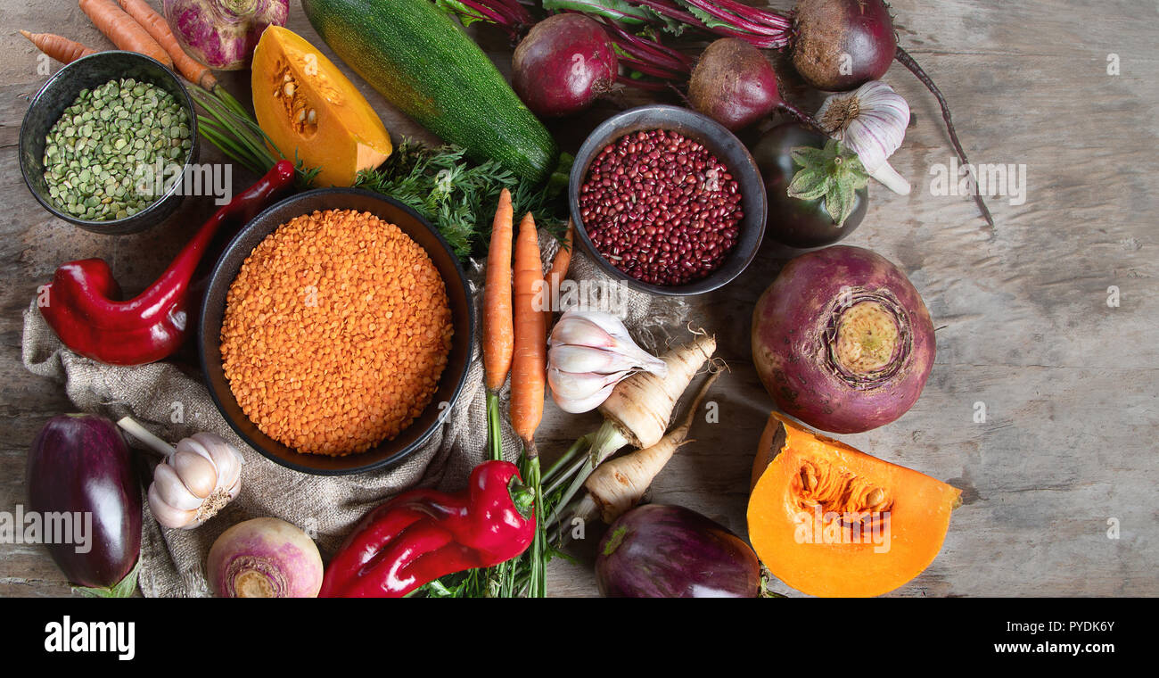 Gesunde Bio-lebensmittel. Gemischte Hülsenfrüchte und Gemüse auf rustikalen Hintergrund Stockfoto