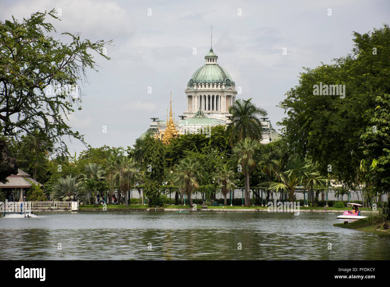 Thai spinning Tretboote in Teich im Garten der Dusit Zoo oder Khao Din Wana park mit Ananta Samakhom Throne Hall am 18. September 2018 in Bangko Stockfoto