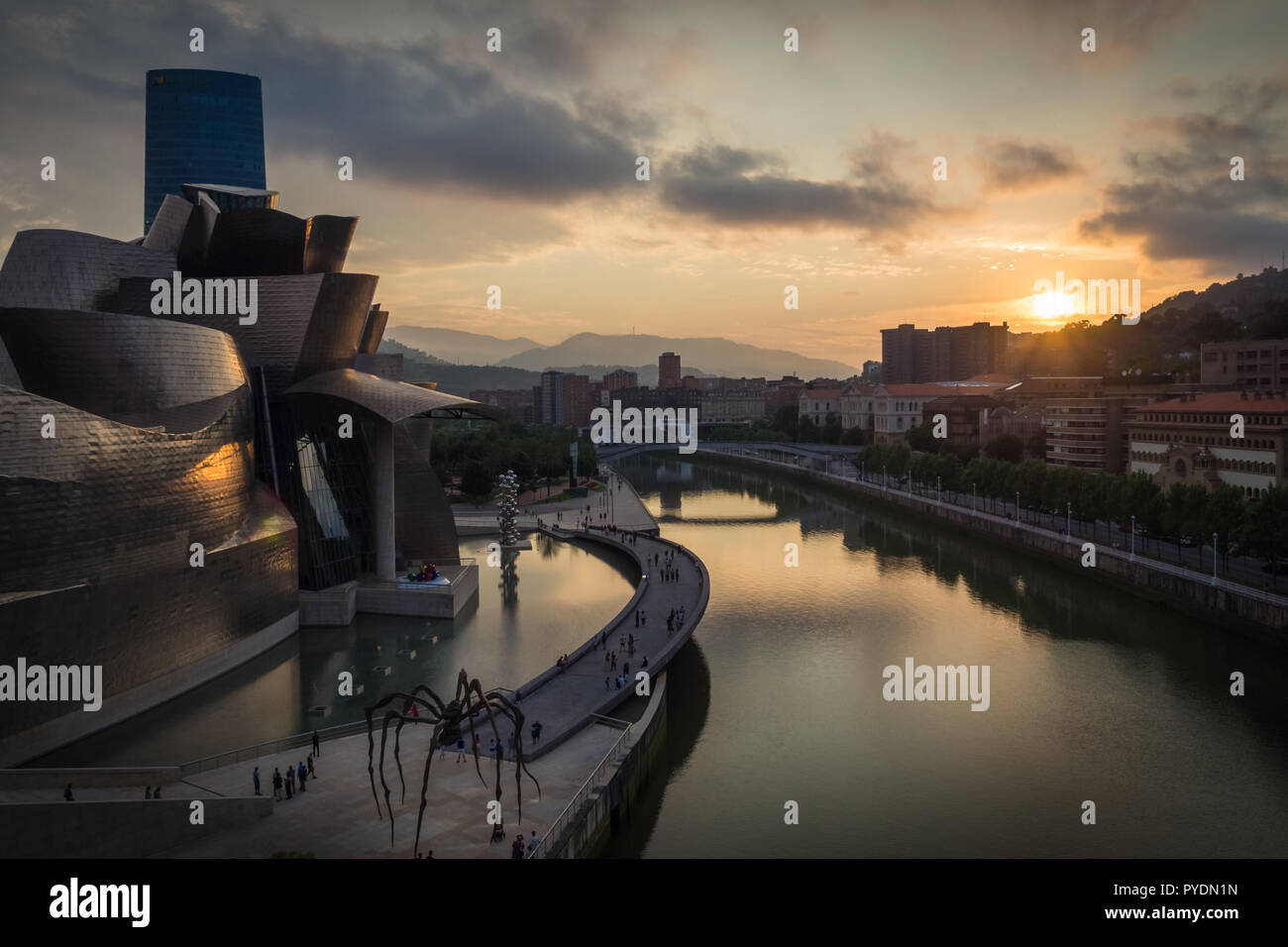 Guggenheim Museum Bilbao und den Fluss während des Sonnenuntergangs. Baskenland in Spanien Stockfoto