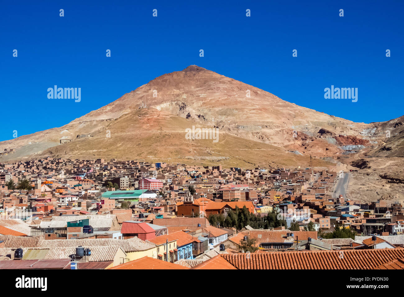 Potosi (UNESCO) in Bolivien - die weltweit höchste Stadt (4070 m). Blick auf die Stadt und die farbigen Berg, Cerro Rico die Silberminen Stockfoto