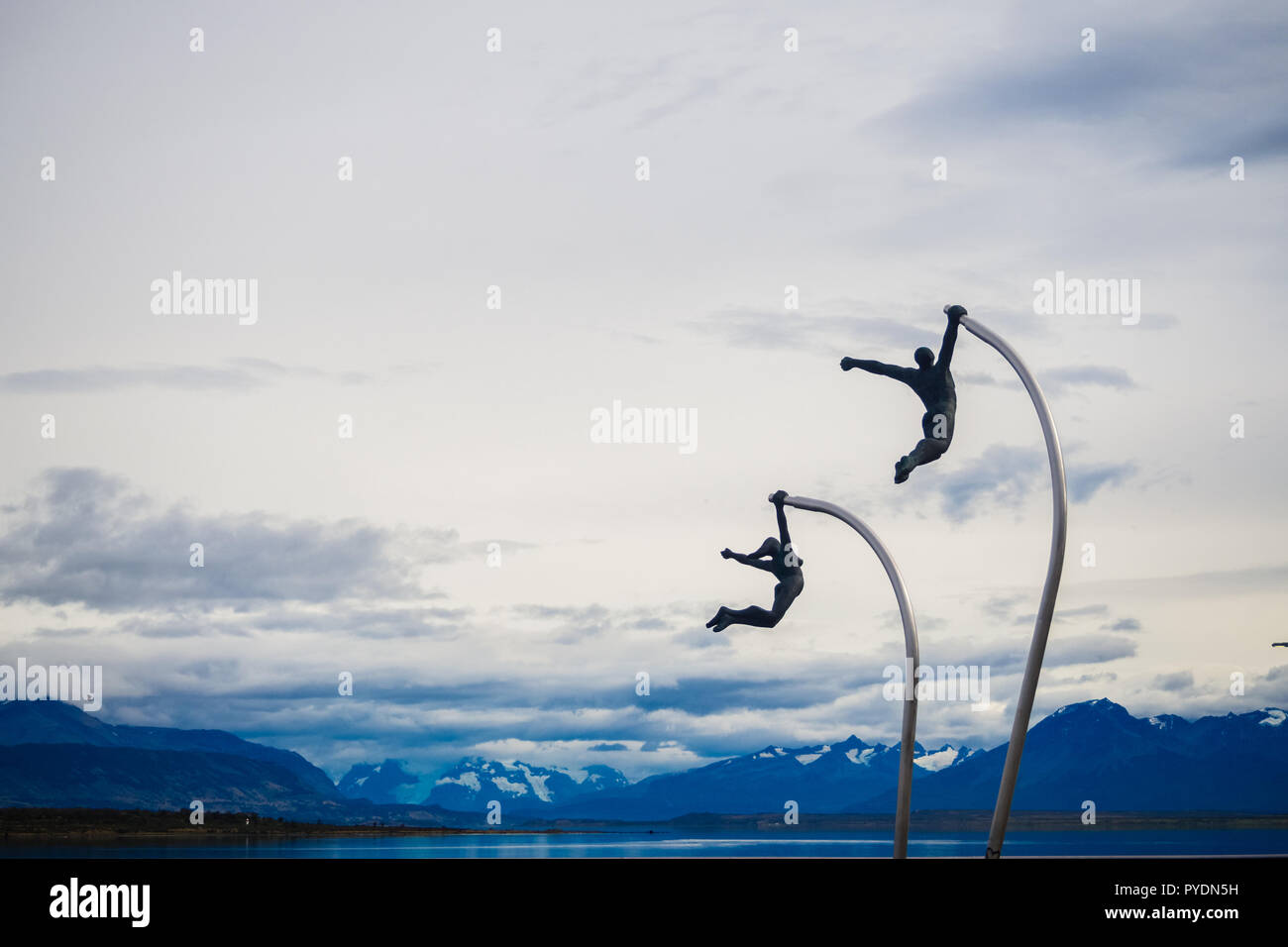 Detail der Skulptur in Puerto Natales. paar Flying Free Stockfoto