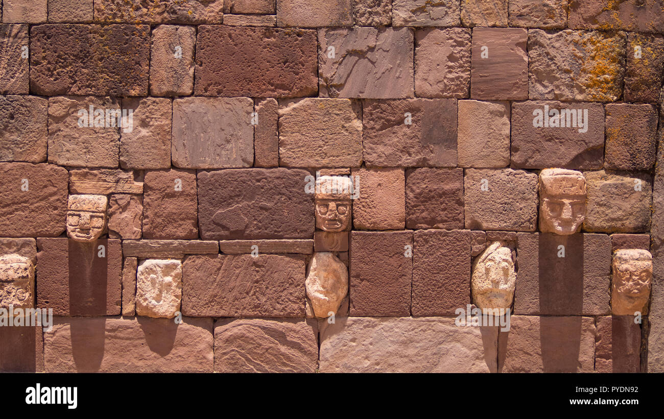 Vorderansicht. Ruinen der alten Stadt von Tiwanaku, Bolivien, Gesichter Stockfoto