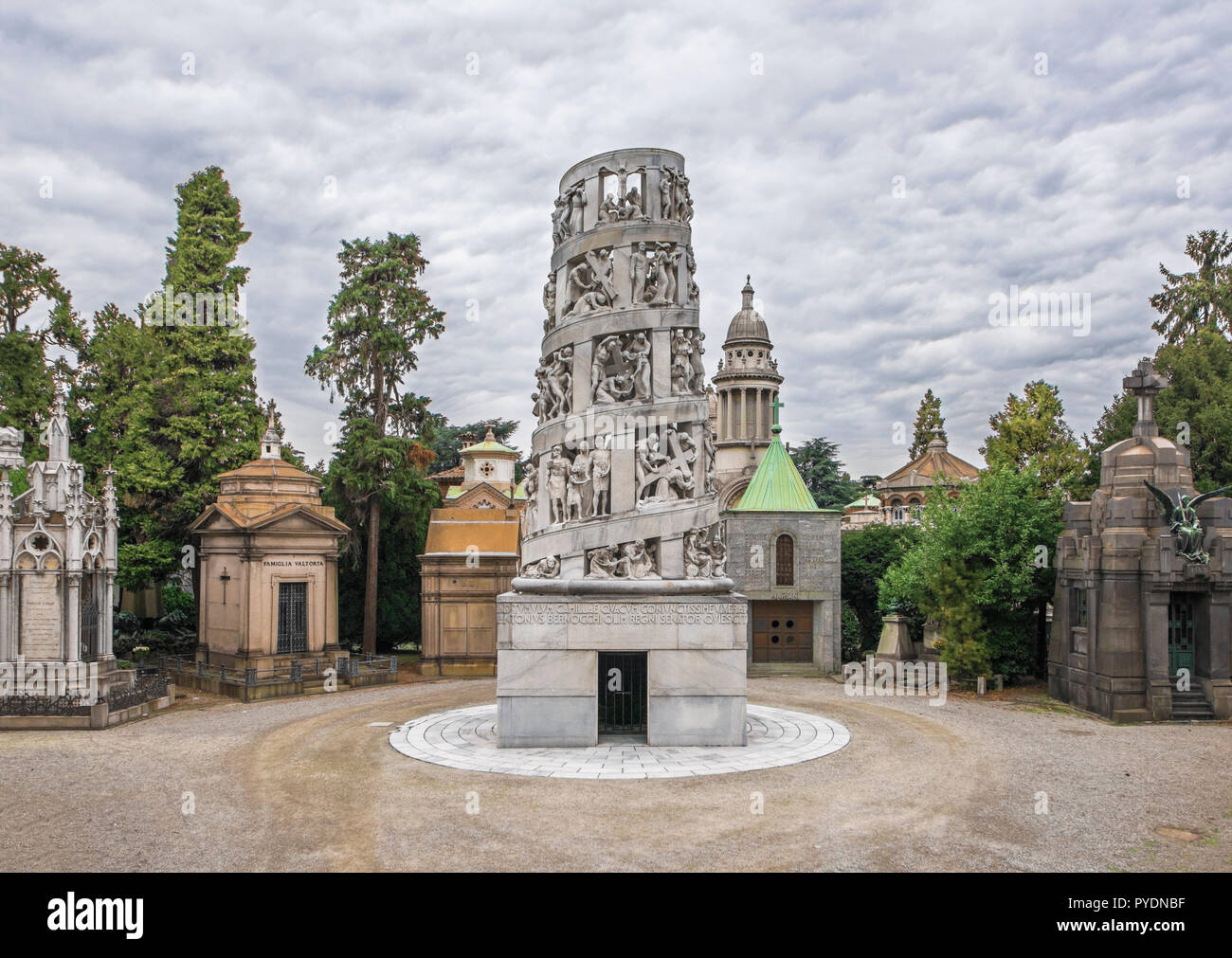 Denkmal für italienischen Textil industriellen Antonio Bernocchi des Architekten Alessandro Minali und Bildhauer Giannino Castiglioni. Monumentaler Friedhof, Mailand Stockfoto