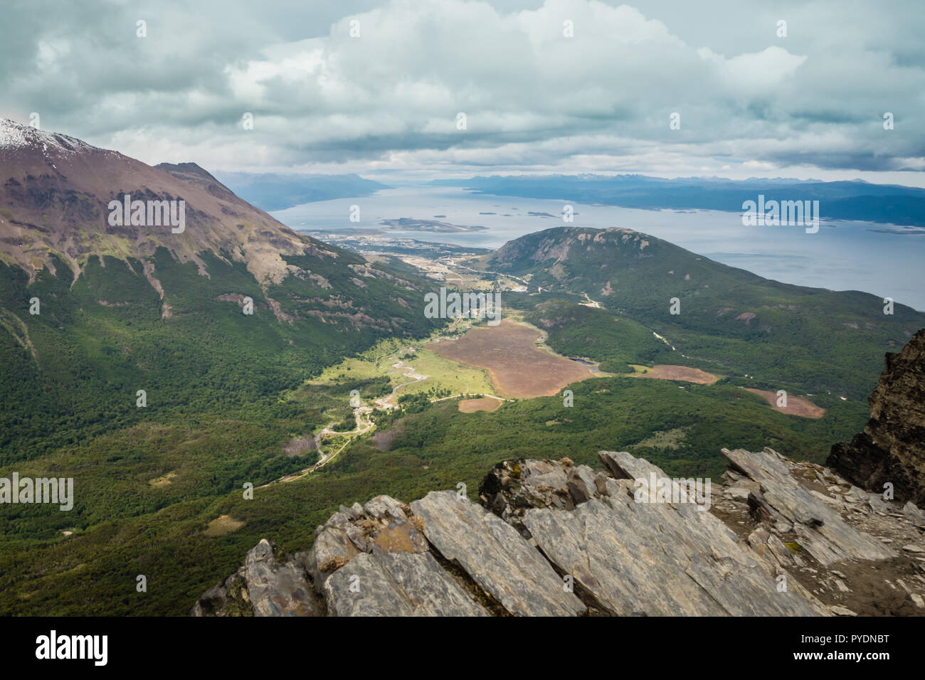 Landschaft von Beagle Kanal, in der Nähe von Ushuaia Stadt in Argentinien. Insel Feuerland, Patagonien. Stockfoto