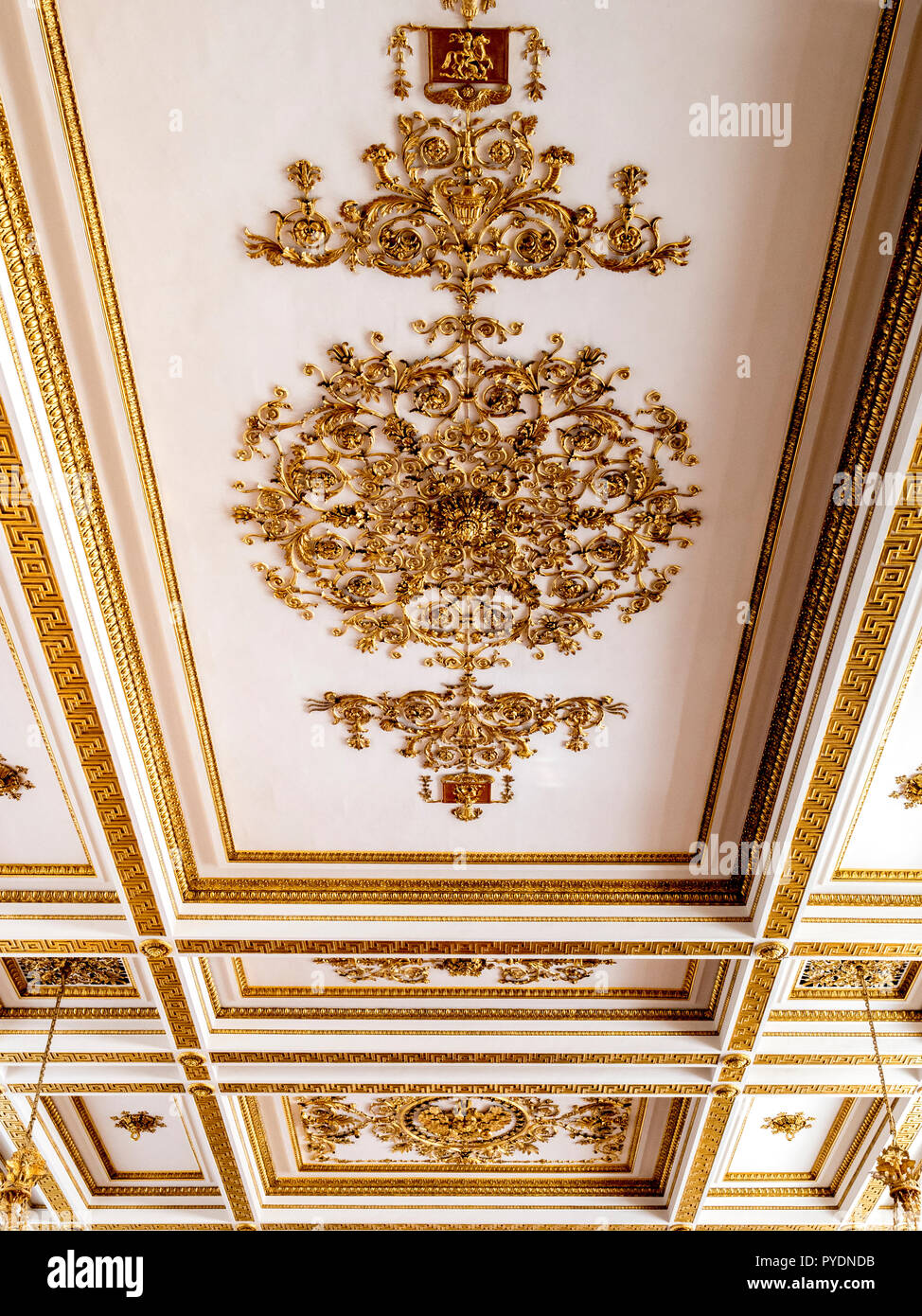 19. September 2018: St. Petersburg, Russland - Detail der Kassettendecke im St George's Hall, oder den großen Thronsaal, im Winter Palace, Teil Stockfoto