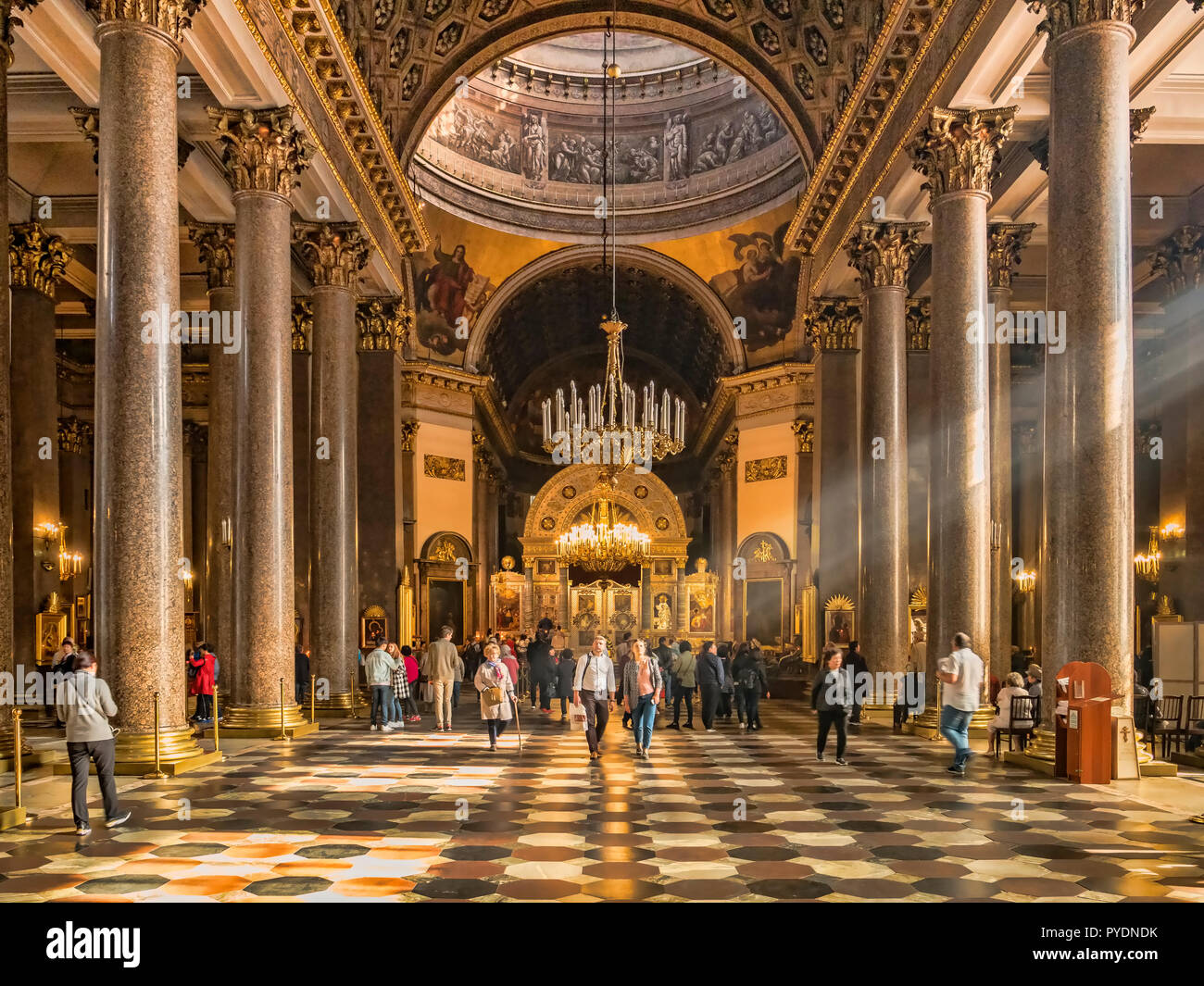 19. September 2018: St. Petersburg, Russland - Innenansicht der Kathedrale der Muttergottes von Kasan mit Besuchern. Stockfoto