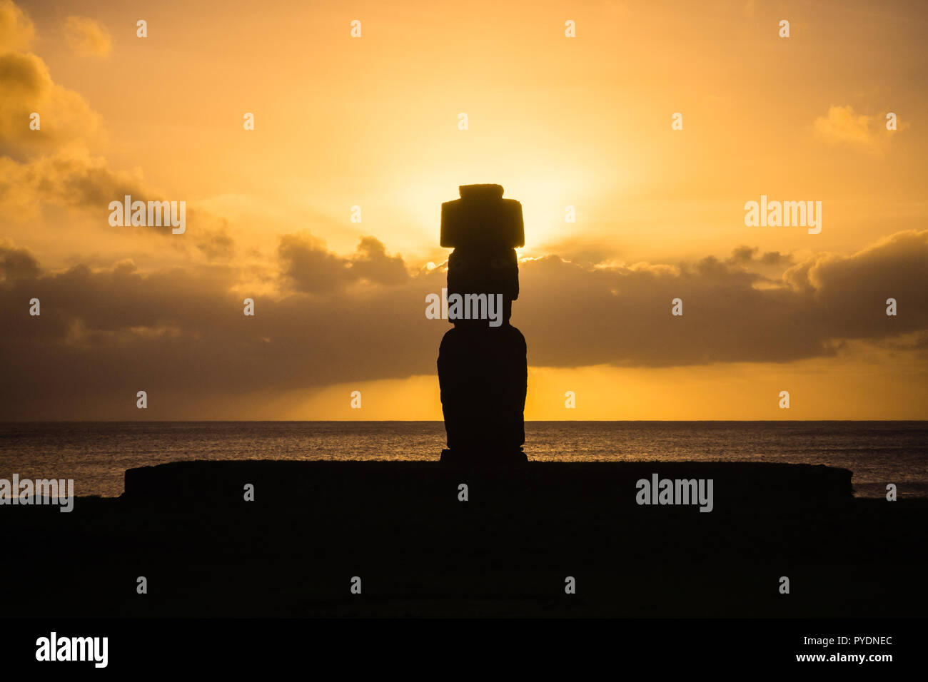 Moai silhouette während des Sonnenuntergangs in der Osterinsel in tahai Ahu Tahai Stockfoto