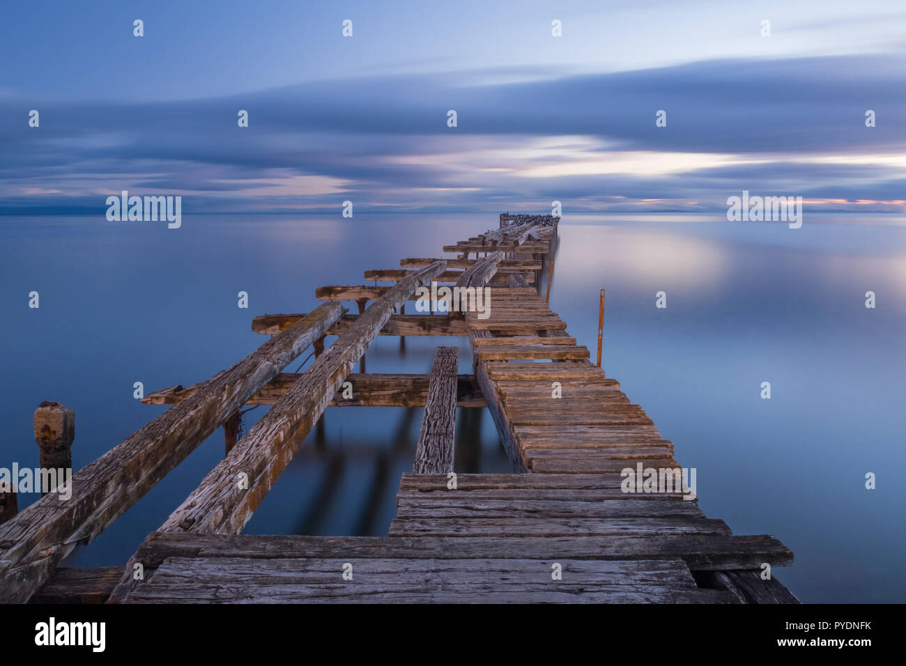 Alte aufgeschlüsselt hölzernen Pier in Punta Arenas, alte Dock in Chile am Pazifik. Sonnenuntergang Stockfoto