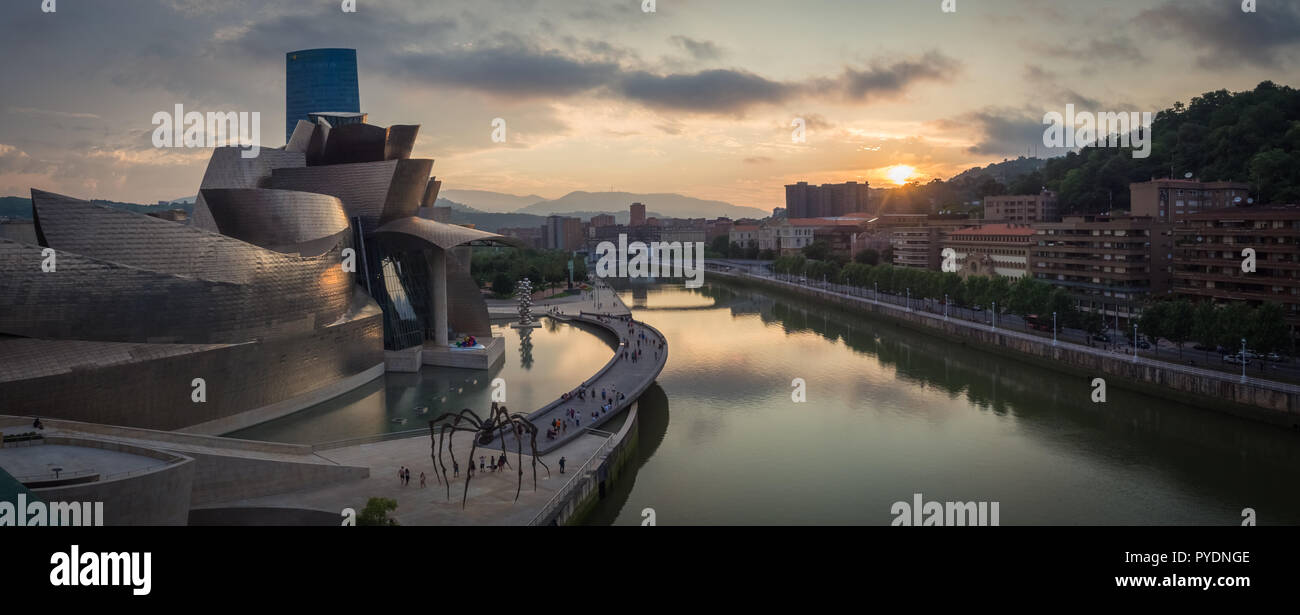 Panoramablick von Bilbao Guggenheim Museum und dem Fluß während des Sonnenuntergangs. Basuqe Land Spanien Stockfoto