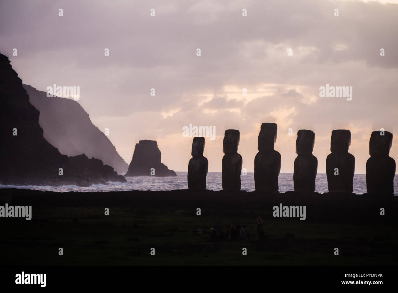Sonnenaufgang am Ahu Tongariki mit dem Motu auf der Rückseite, Silhouette von sechs Der fifthteen Moais Stockfoto