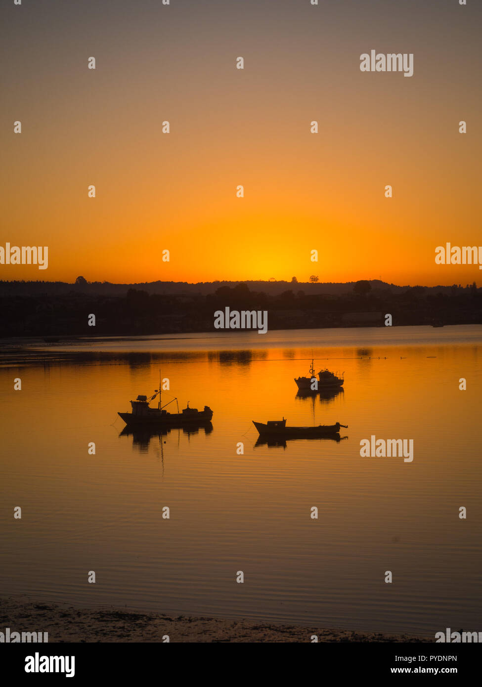 Sonnenaufgang am quellón Kanal mit Fischerbooten Stockfoto