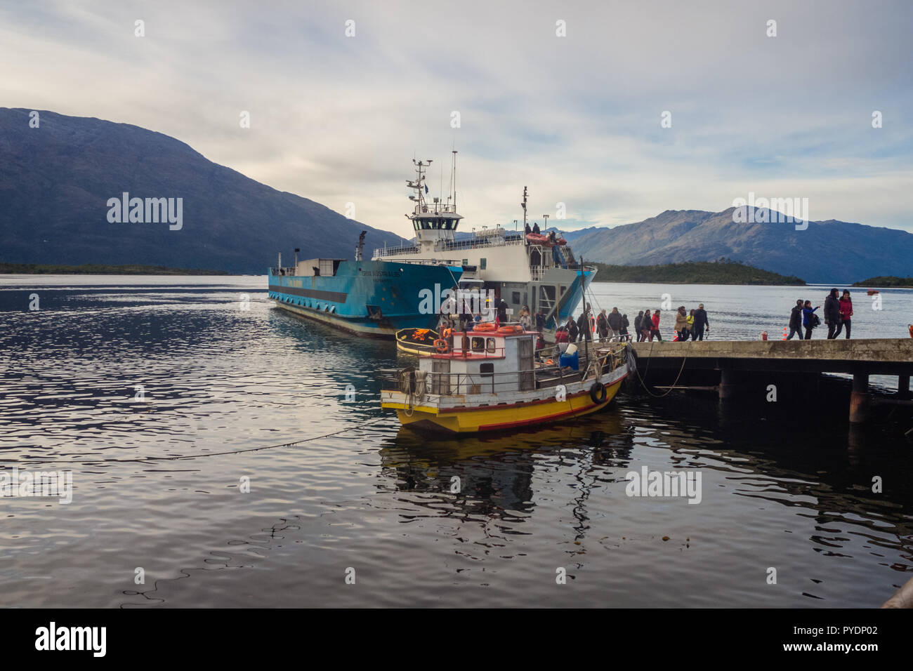Villa Puerto Eden/Magallanes y la Antarktis Chilena Region/Chile. 24. März 2017: Boote im Hafen des Dorfes. Patagonien Stockfoto