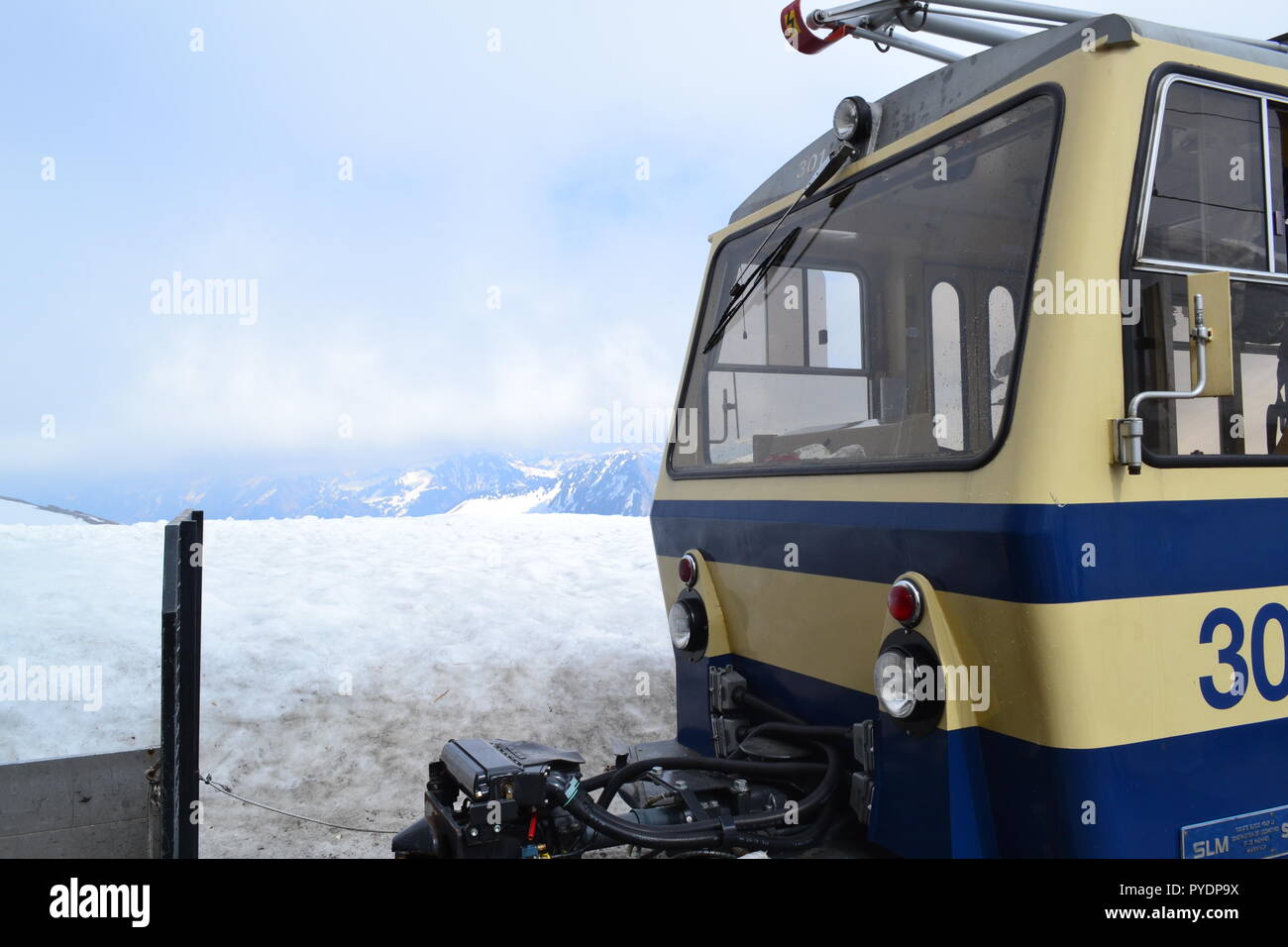 MOB Zahnstange und Ritzel am Bahnhof Les-Rochres-de-Naye Station, 2000 m in den Schweizer Alpen oberhalb Montreux im Frühjahr nach außergewöhnlichen späten Winter schnee Stockfoto