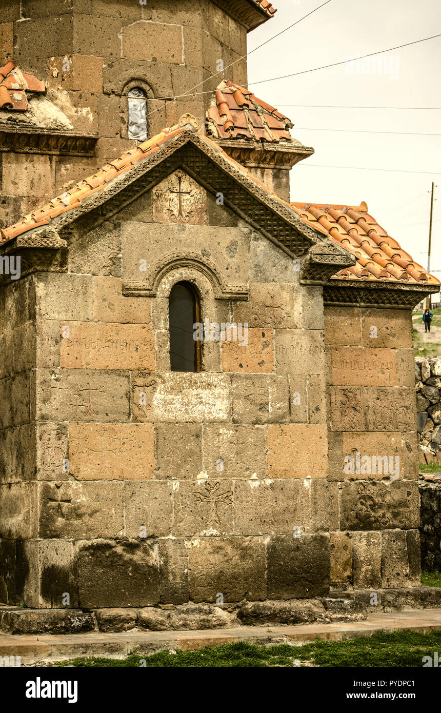 Die Rückseite des Kreuzes - karmravor Kirche mit Blick auf aspida, mit roten Ziegeln geformt, Rundbogenfenster in der Stadt Ashtarak Stockfoto