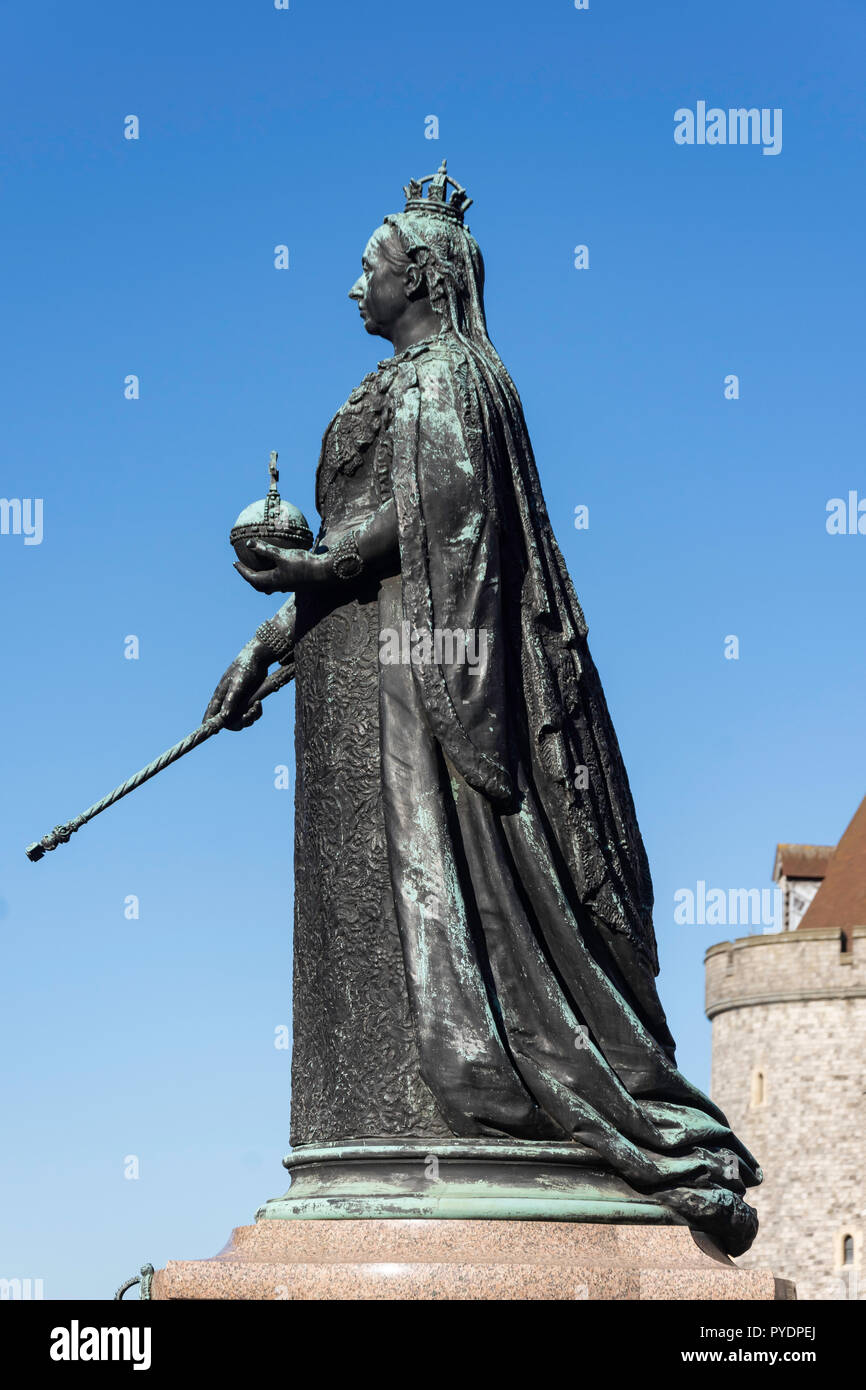 Königin Victoria Statue, High Street, Windsor, Berkshire, England, Vereinigtes Königreich Stockfoto